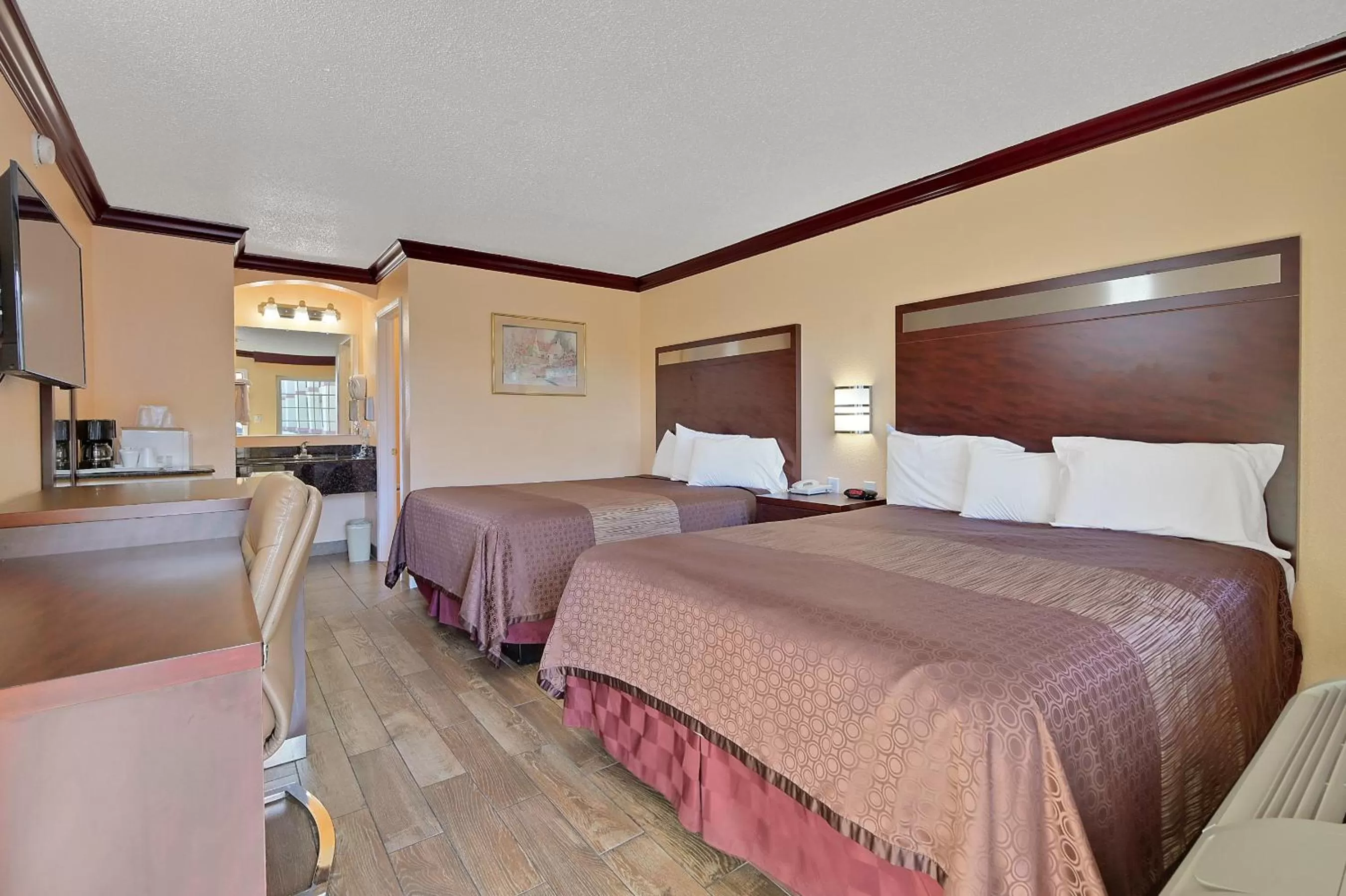 Bed in Americas Deluxe Inn- Marysville