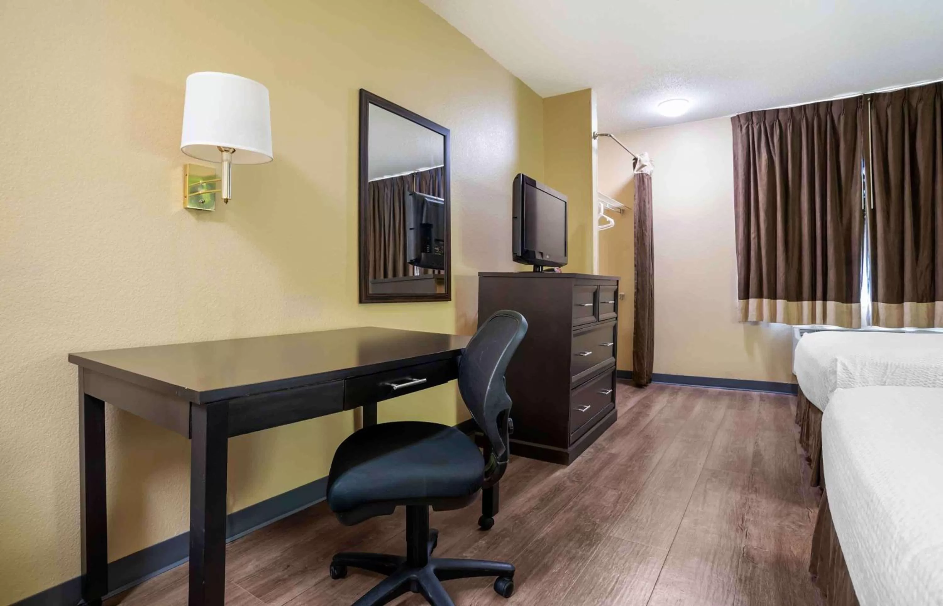 Bedroom, Bed in Extended Stay America Select Suites - Baton Rouge - Citiplace