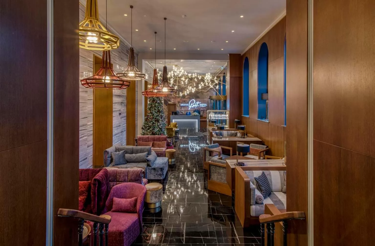 Lobby or reception in Grand Poet Hotel and SPA by Semarah