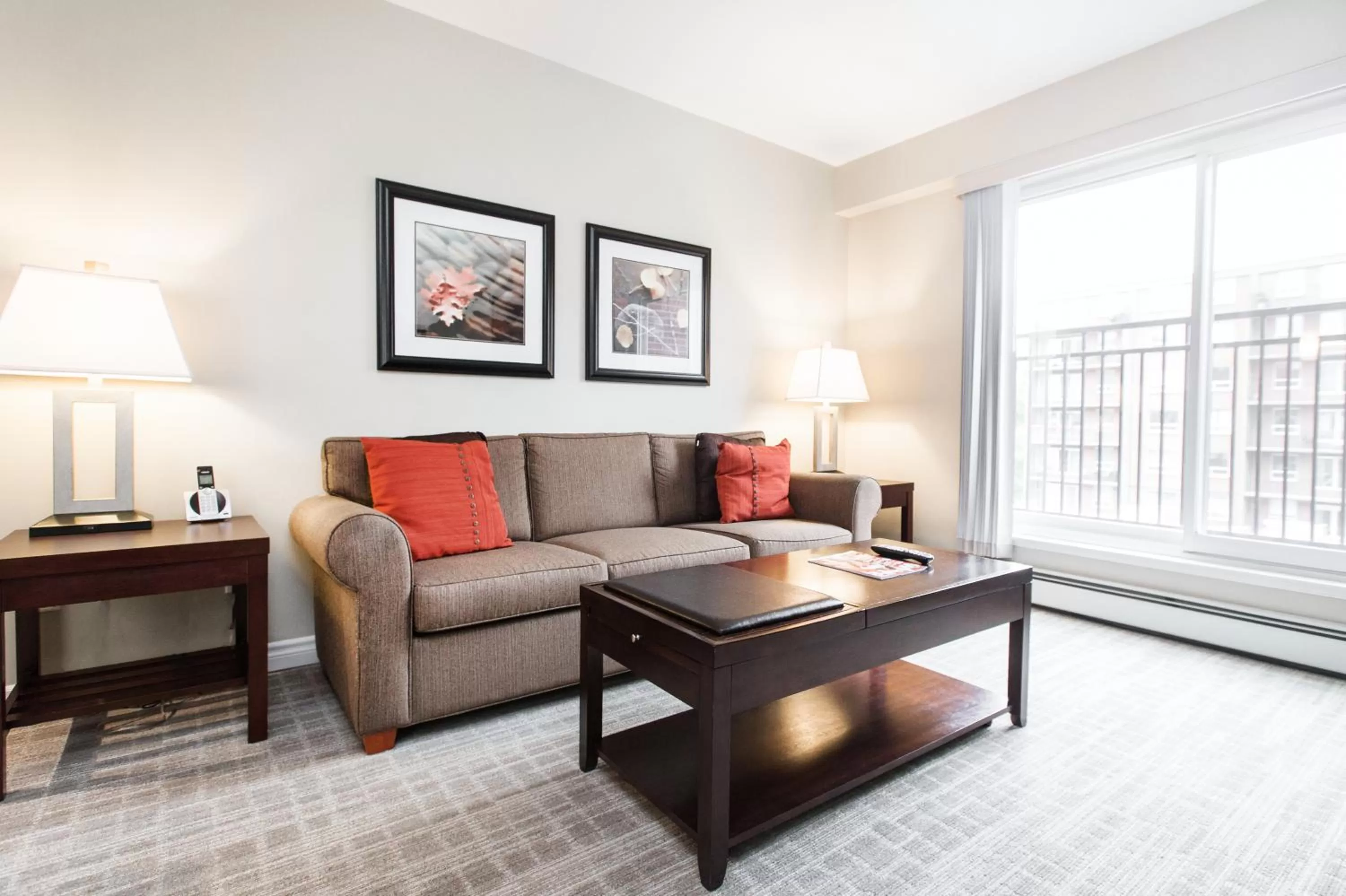 TV and multimedia in Canterra Suites Hotel