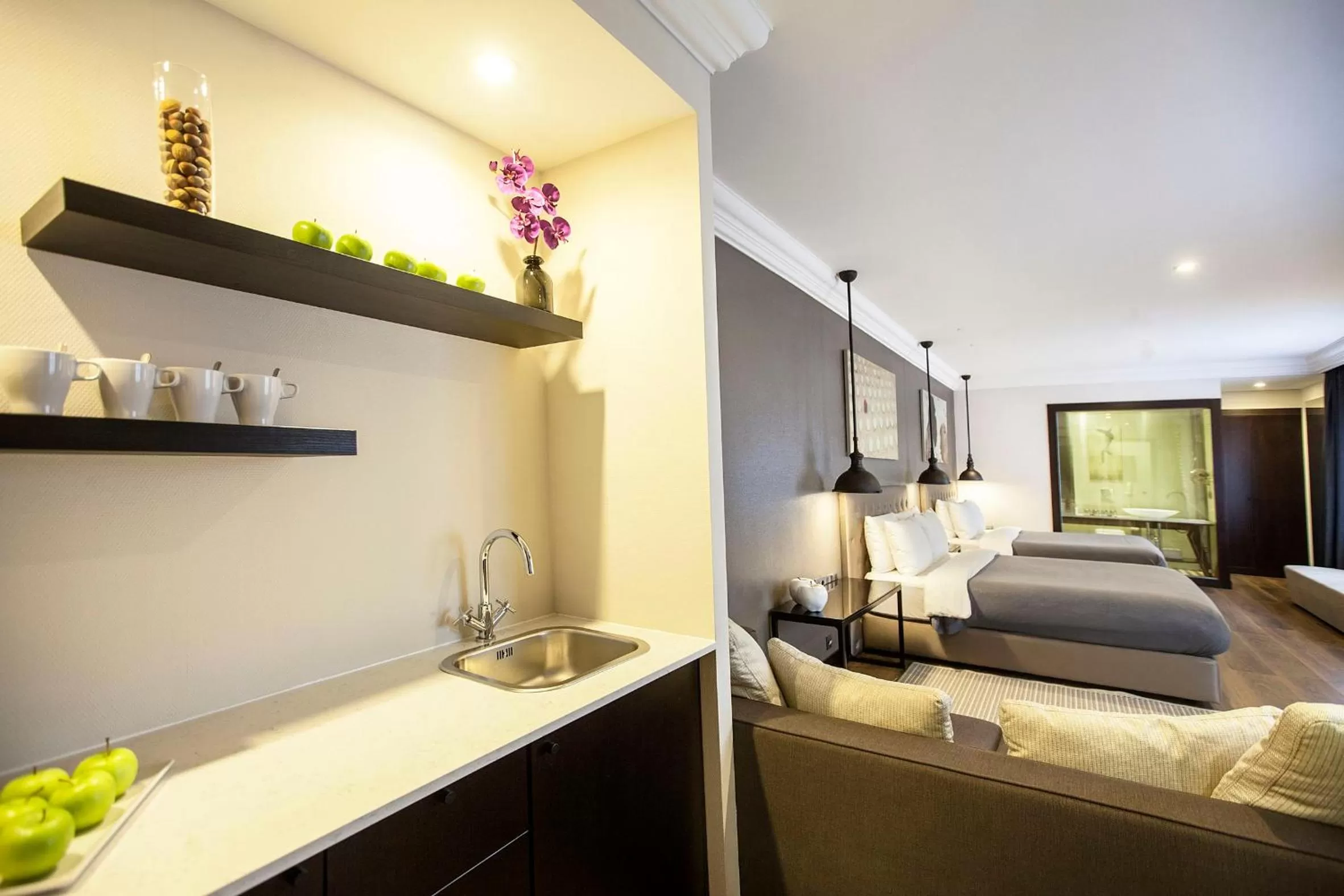 Kitchen or kitchenette, Bed in Quentin XL Potsdamer Platz