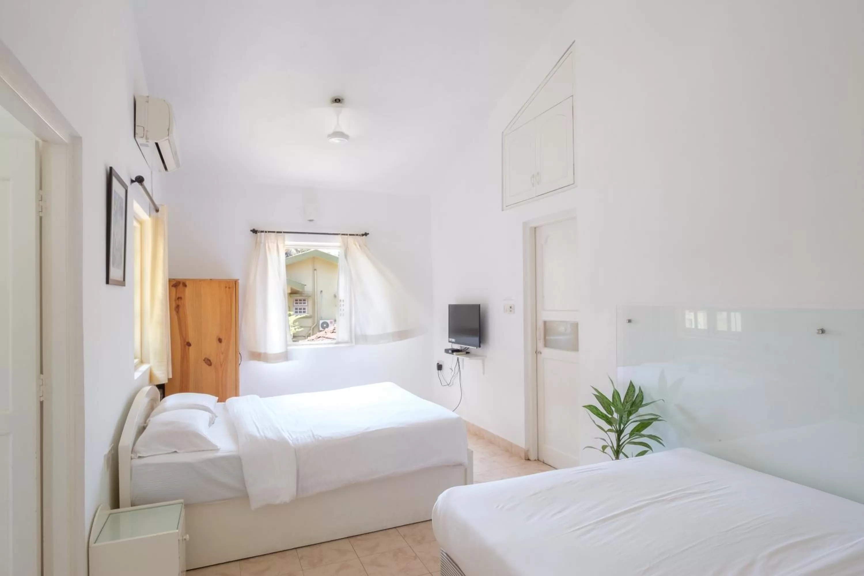 Bedroom, Bed in Casa Legend Economy, Calangute Goa