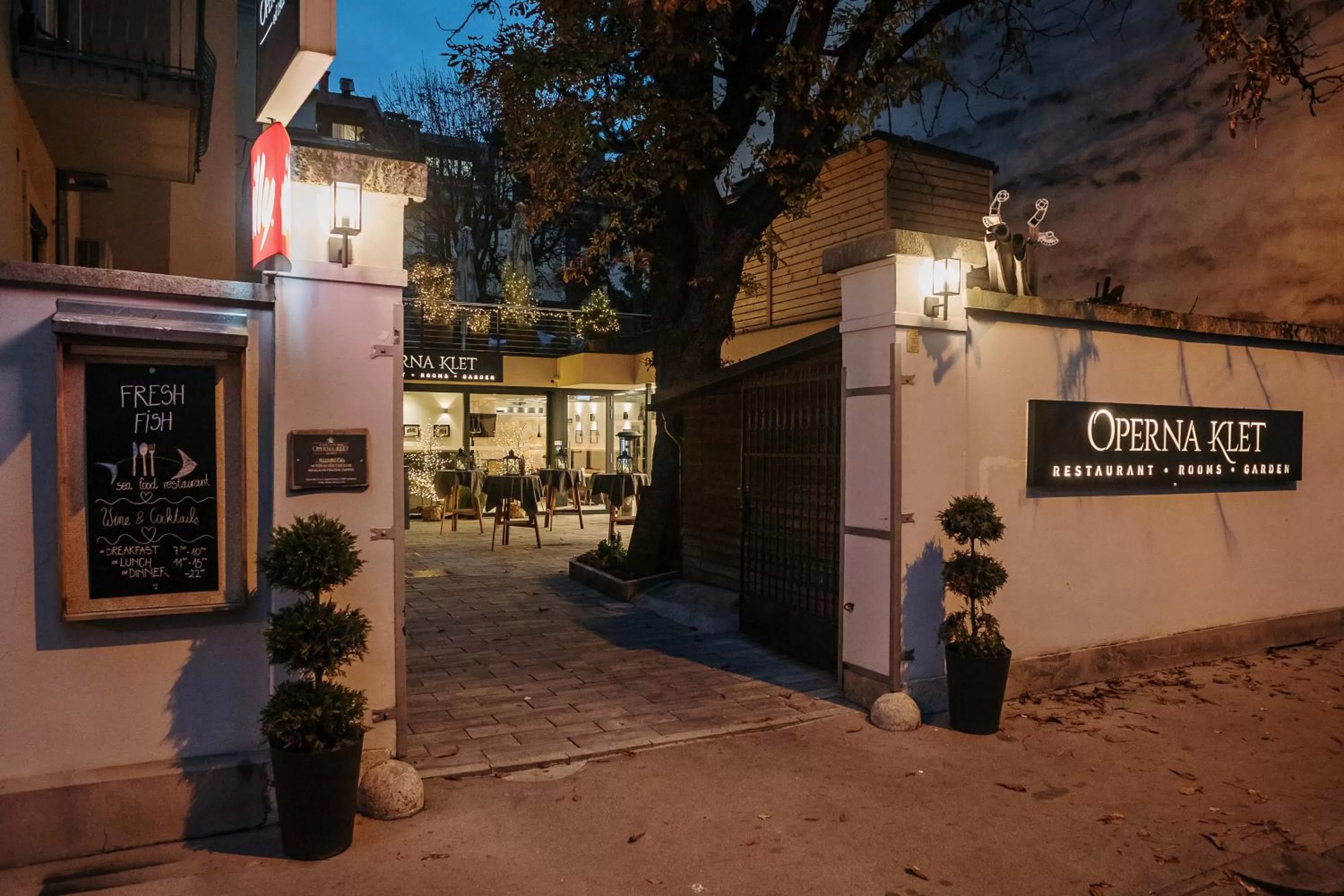 Facade/entrance in Operna klet Ljubljana