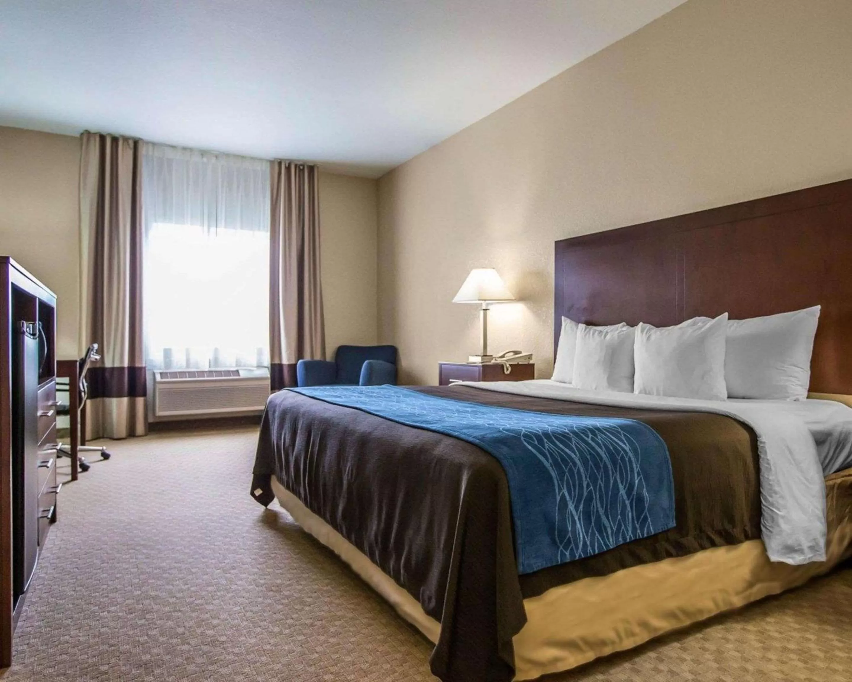 Photo of the whole room, Bed in Quality Inn & Suites Dixon near I-88