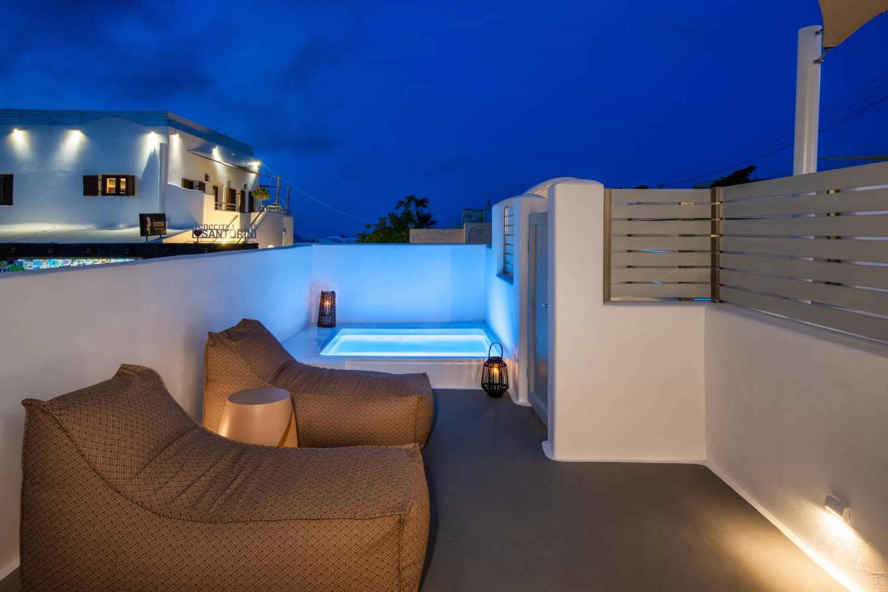 Hot Tub in Hill Suites