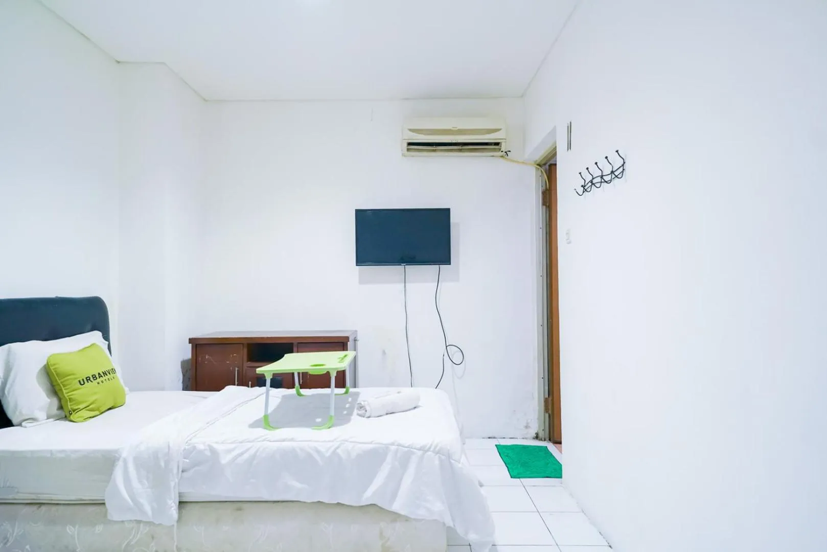 Bedroom, Bed in Urbanview Hotel Bes Mangga Besar by RedDoorz