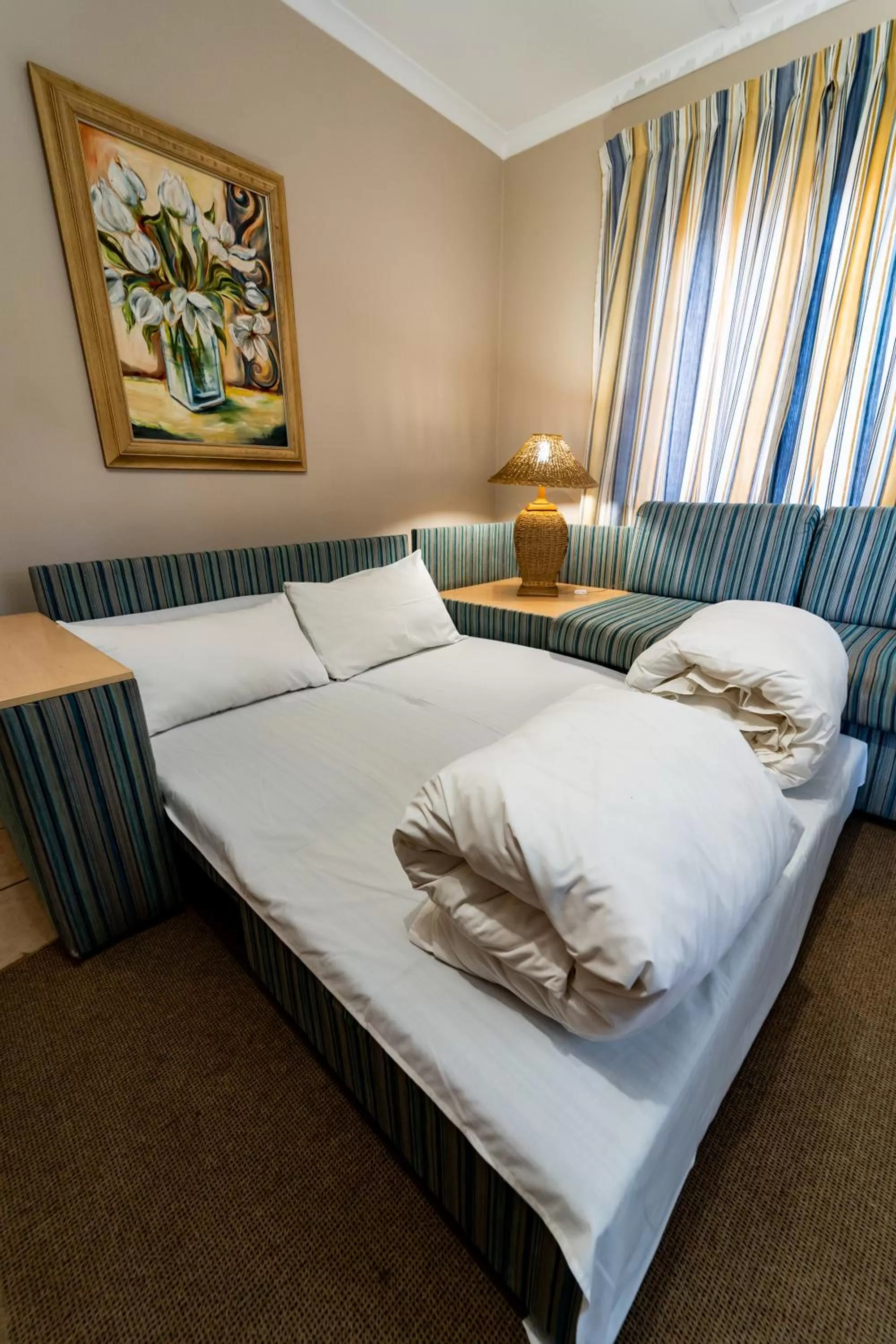 Living room, Bed in Gooderson Knysna Chalets