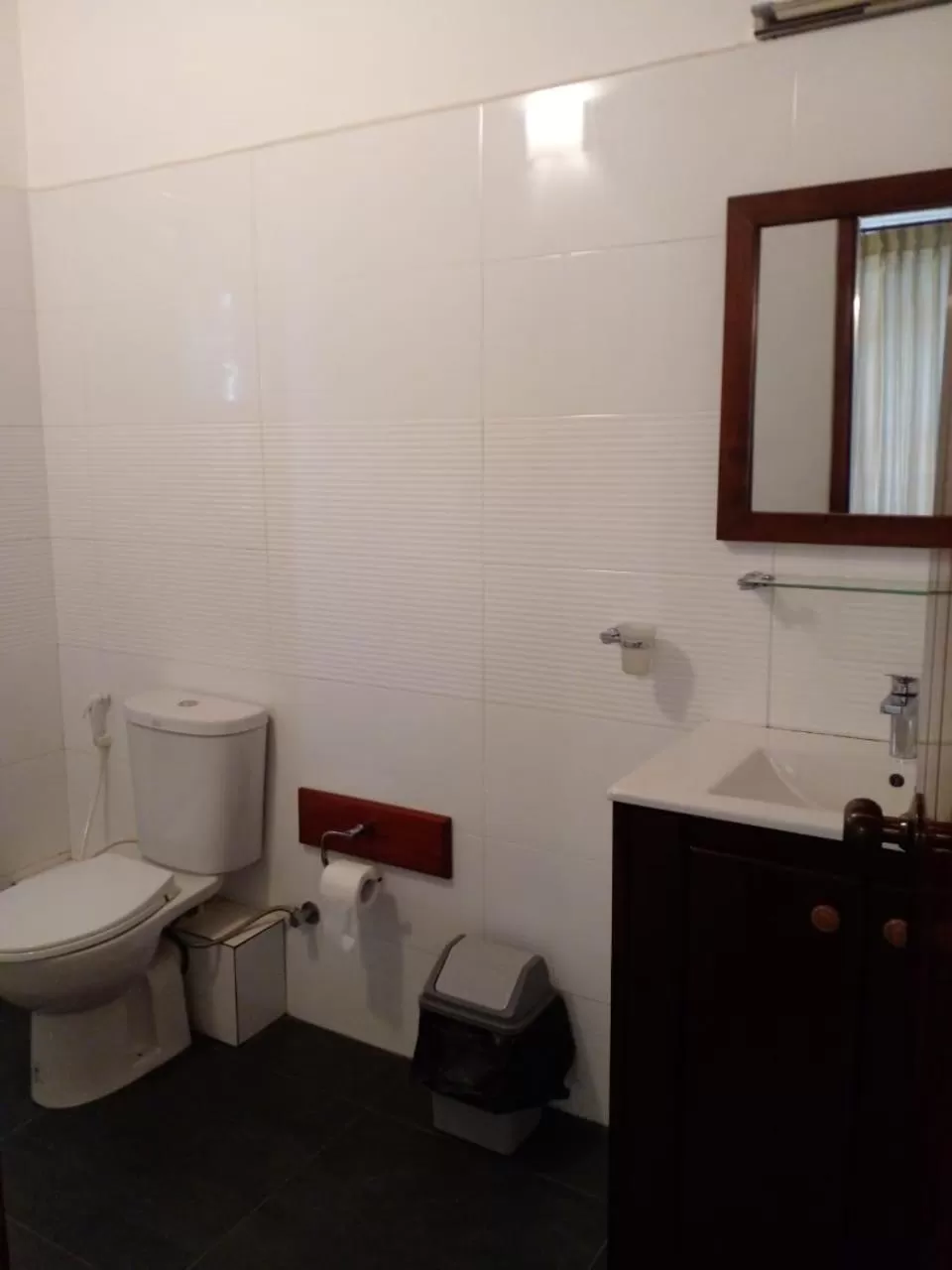 Bathroom in West Inn Colombo