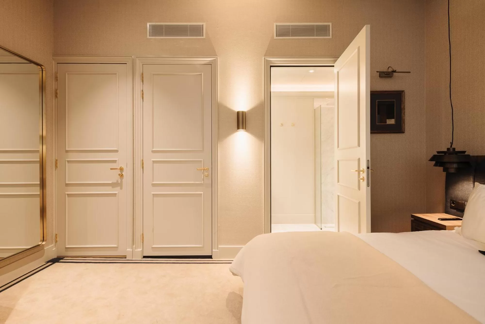 Bedroom, Bed in Hotel 717