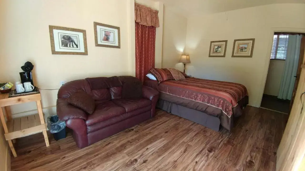 Room #1 - One Queen Bed in Alpaca Inn Room #1 - One Queen Bed in Alpaca Inn