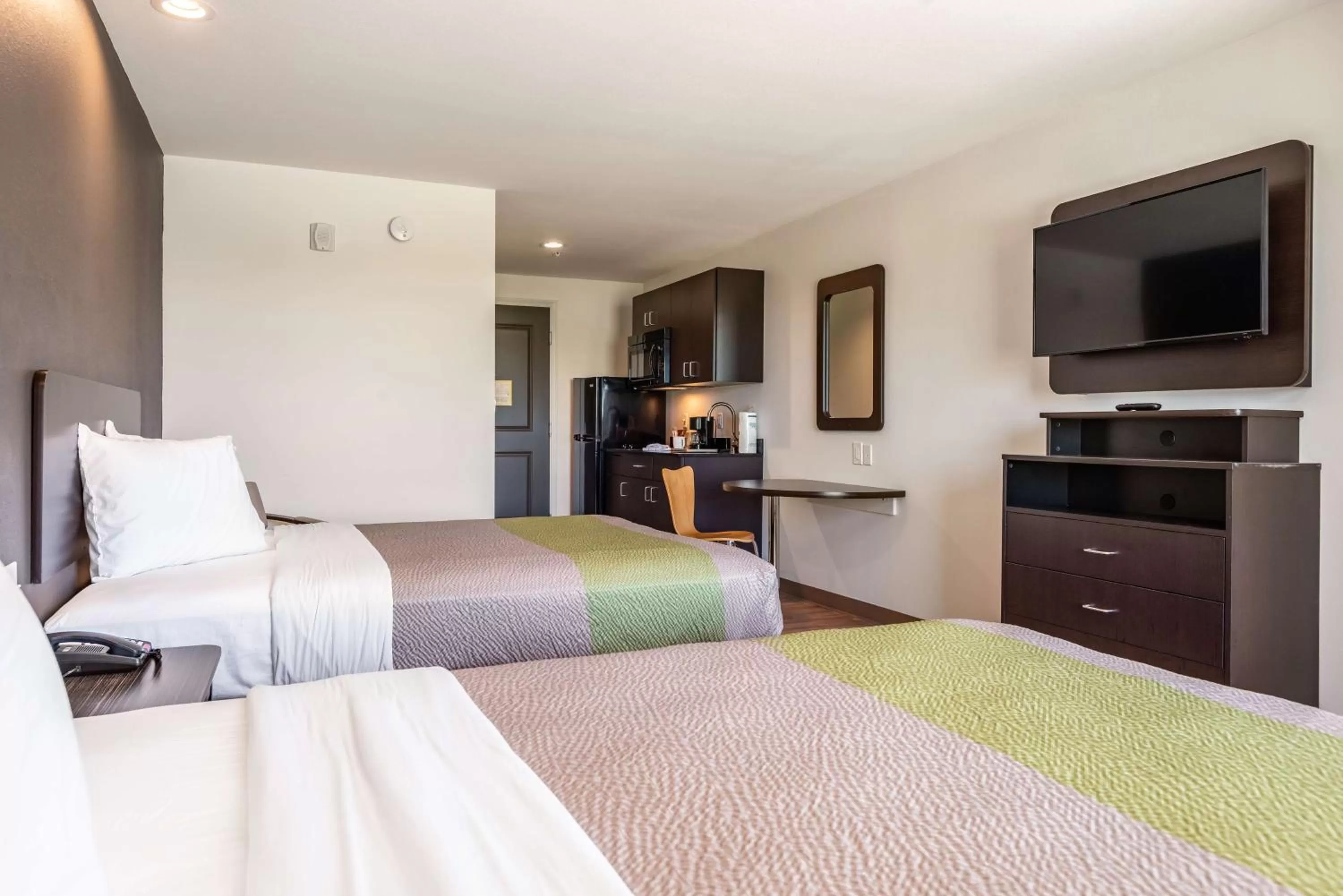 TV and multimedia, Bed in Studio 6 Lake Charles