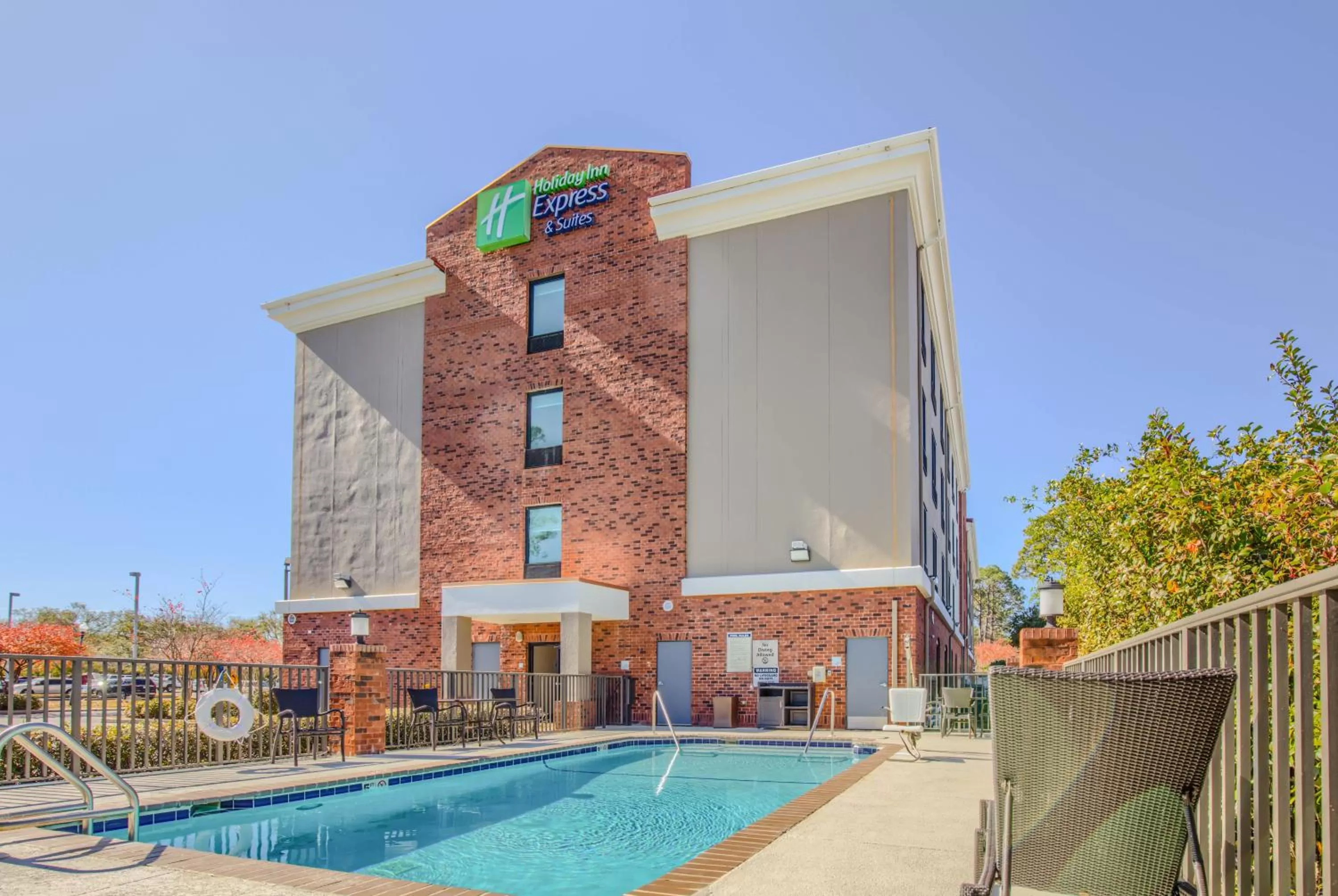 Swimming pool in Holiday Inn Express Hotel & Suites Gulf Shores by IHG