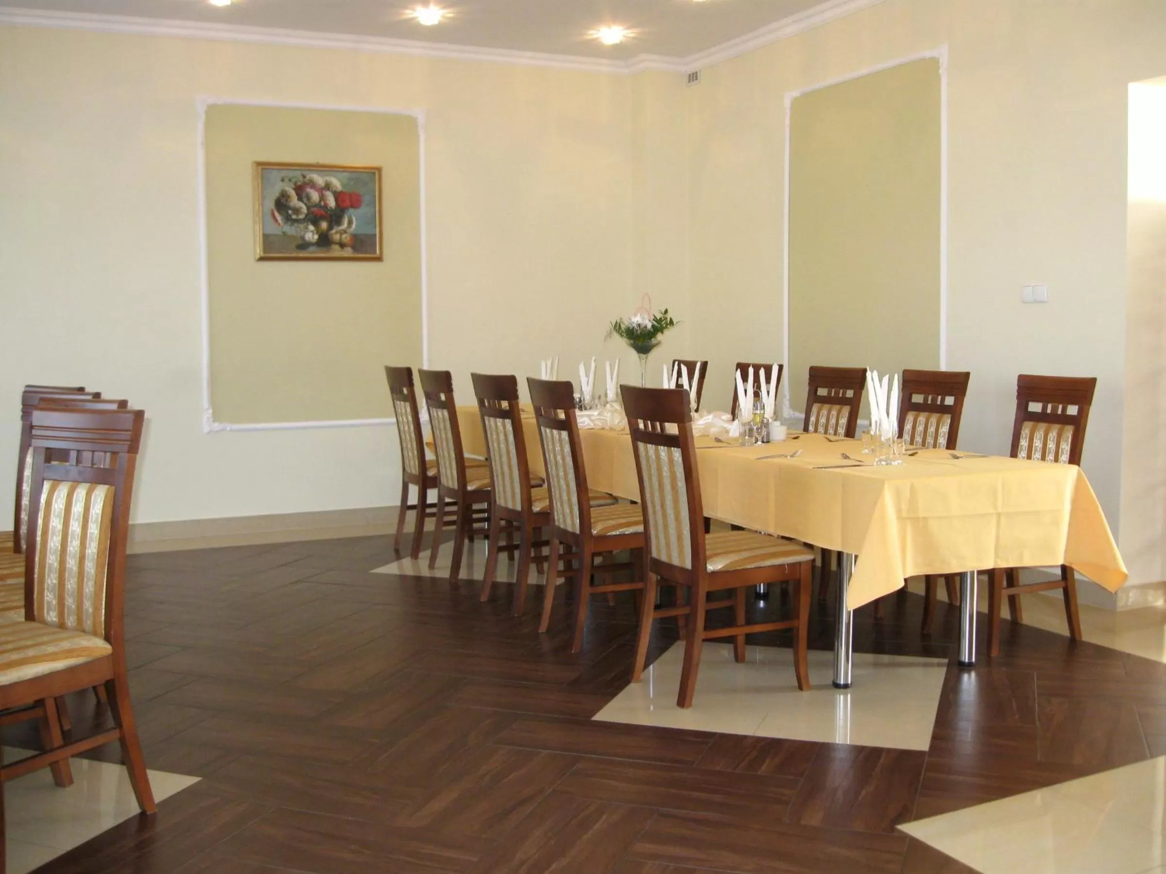 Restaurant/Places to Eat in Noclegi Sezam