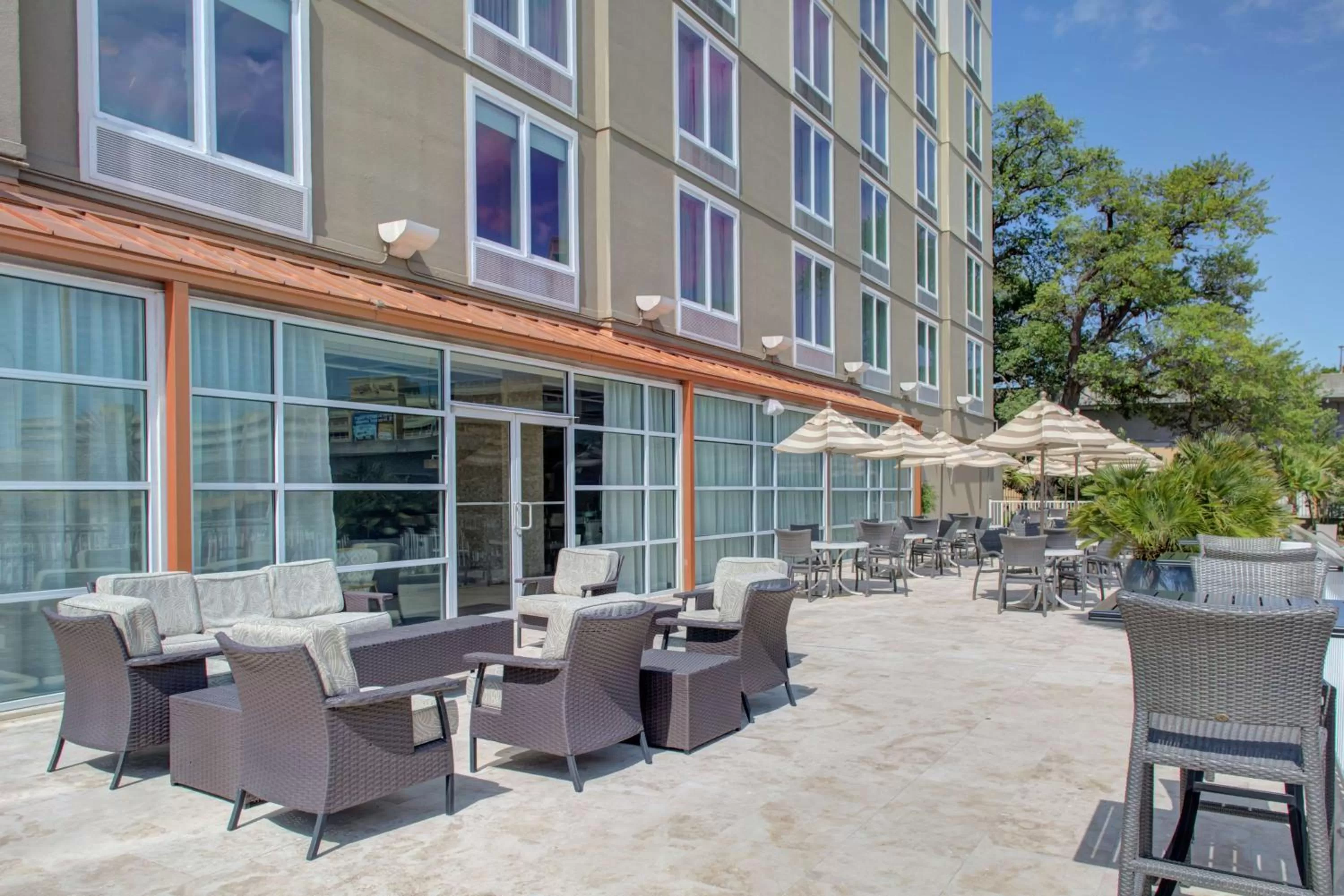 Patio in DoubleTree by Hilton Biloxi
