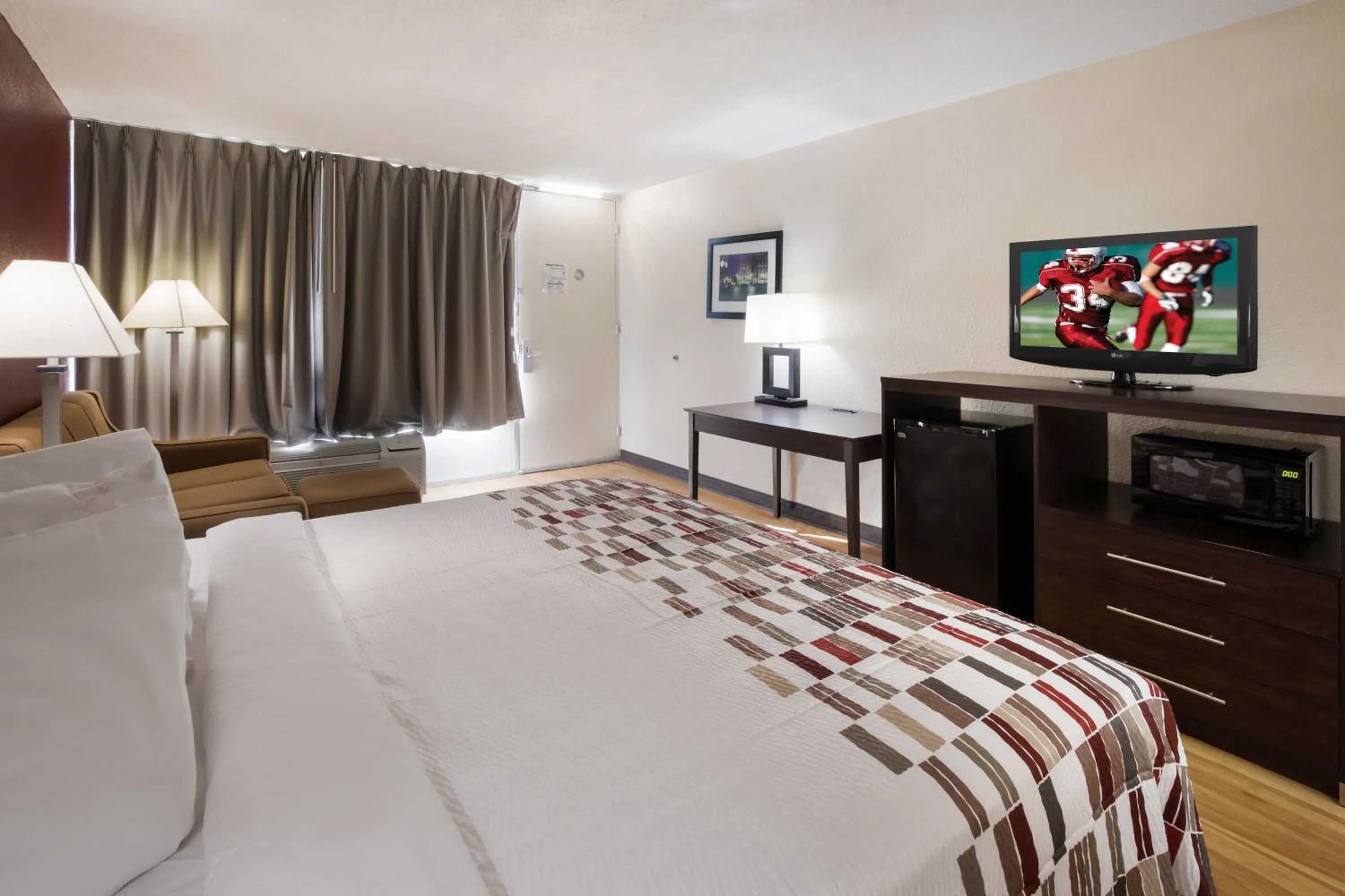 Photo of the whole room, Bed in Horizon Inn & Suites