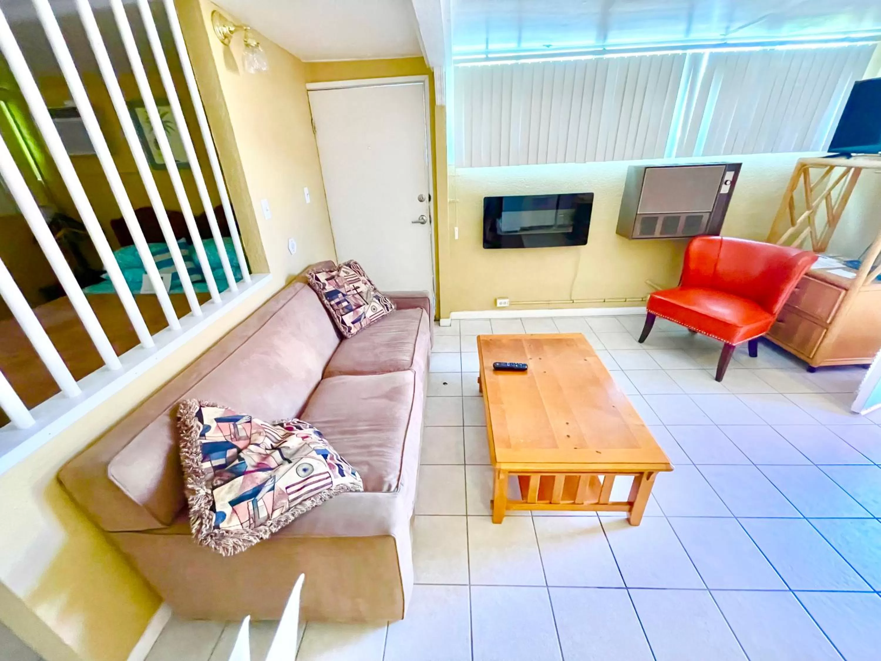 Living room in A PLACE IN THE SUN Hotel - ADULTS ONLY Big Units, 24h Heated Pool & Spa in 1 Acre Park Prime Location, DOG Friendly, TOP Midcentury Modern Boutique Hotel