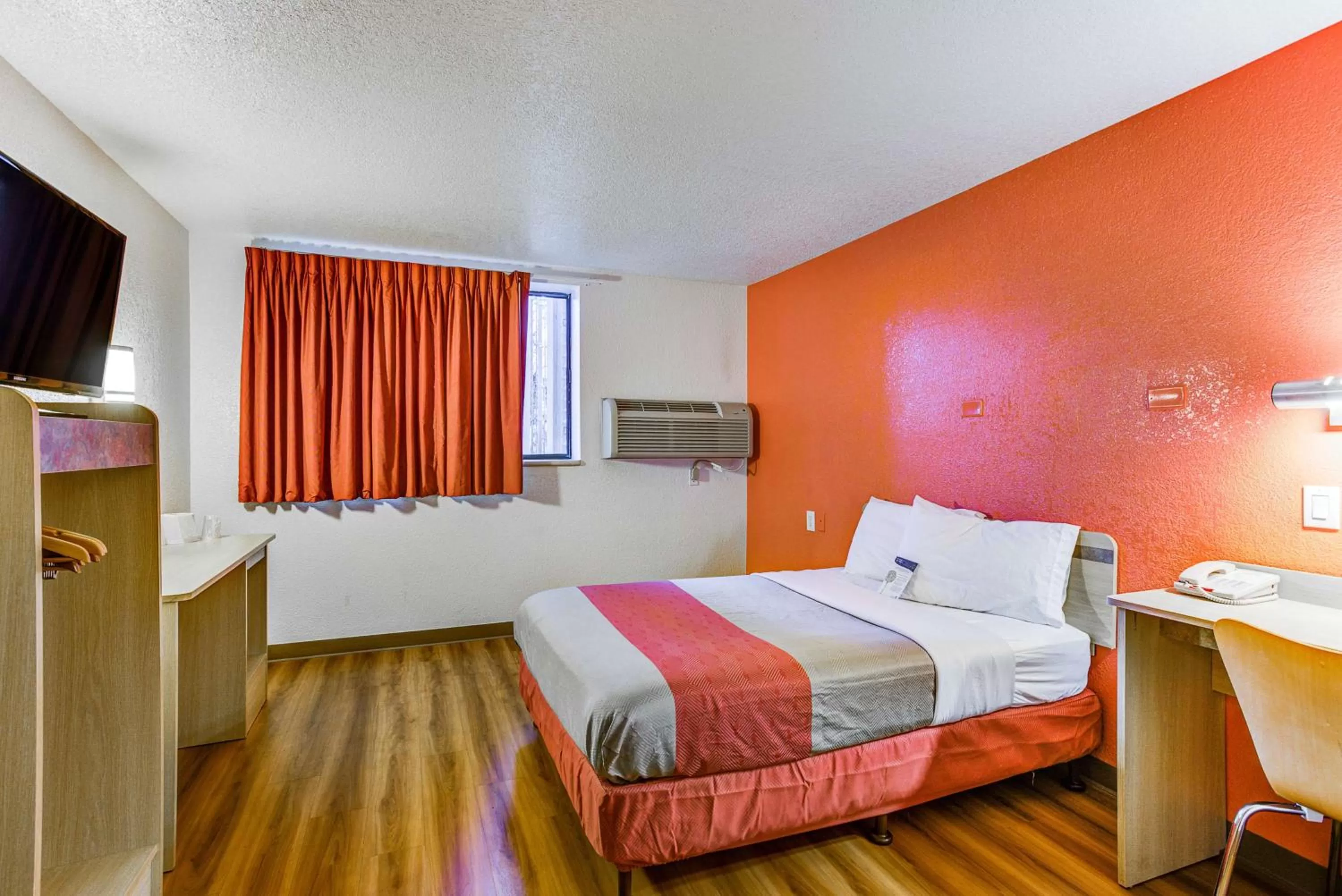TV and multimedia, Bed in Motel 6-Portland, OR - Tigard West
