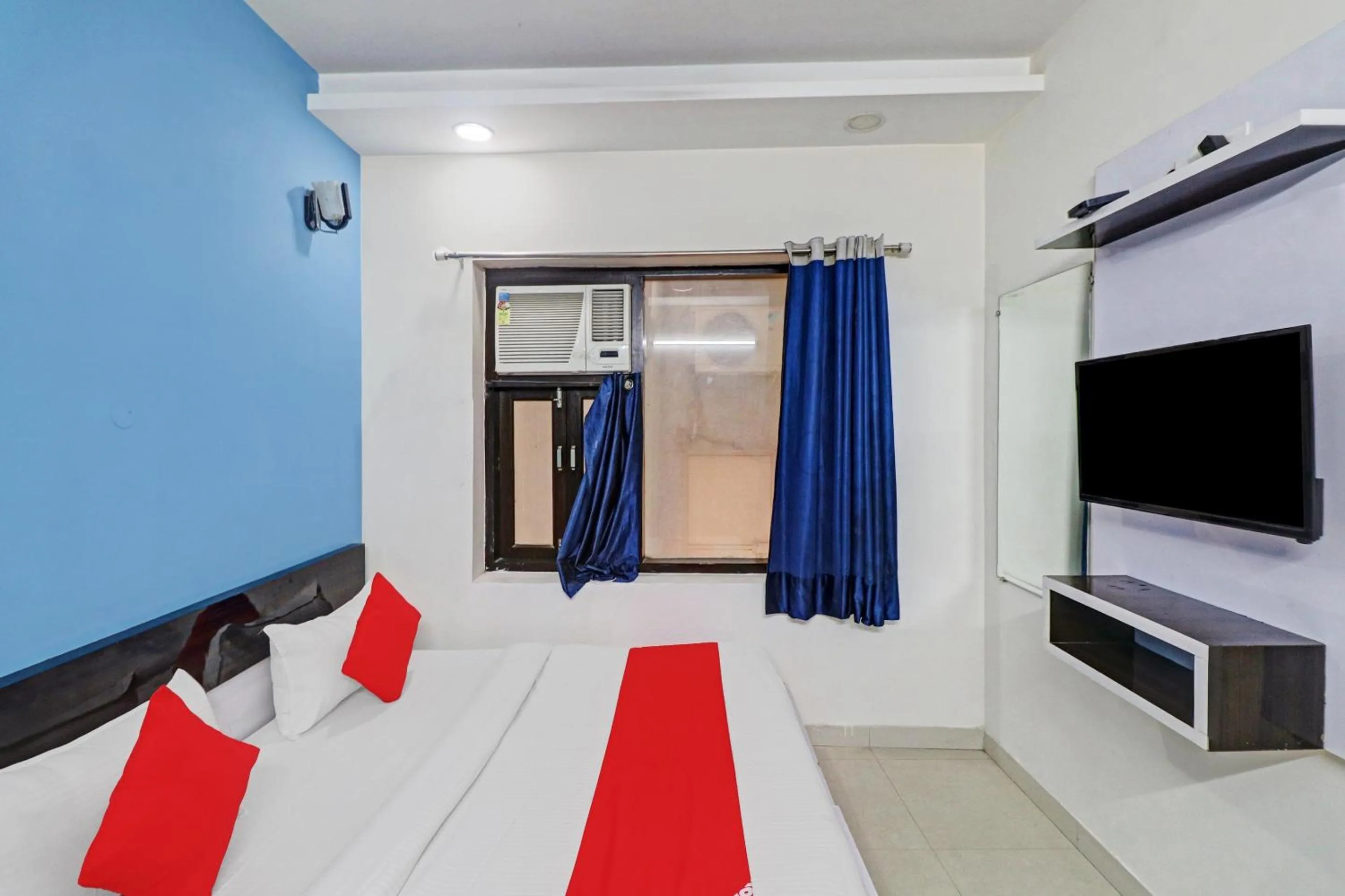 Bedroom, TV/Entertainment Center in OYO 12675 Hotel Star Inn