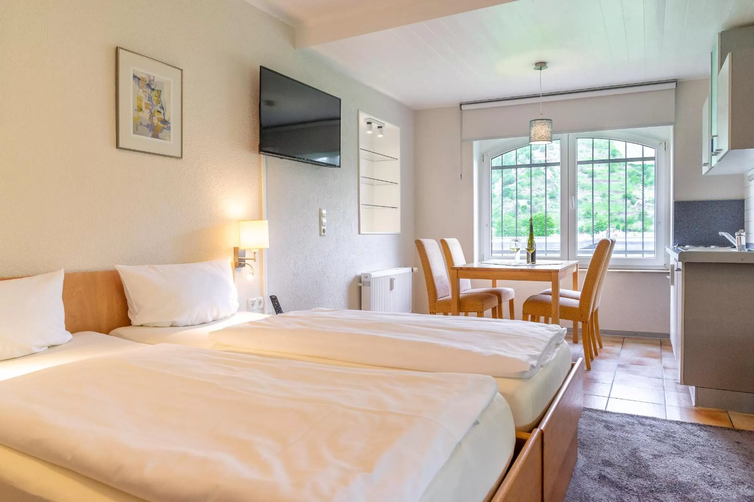 Photo of the whole room, Bed in Weinhotel Landsknecht