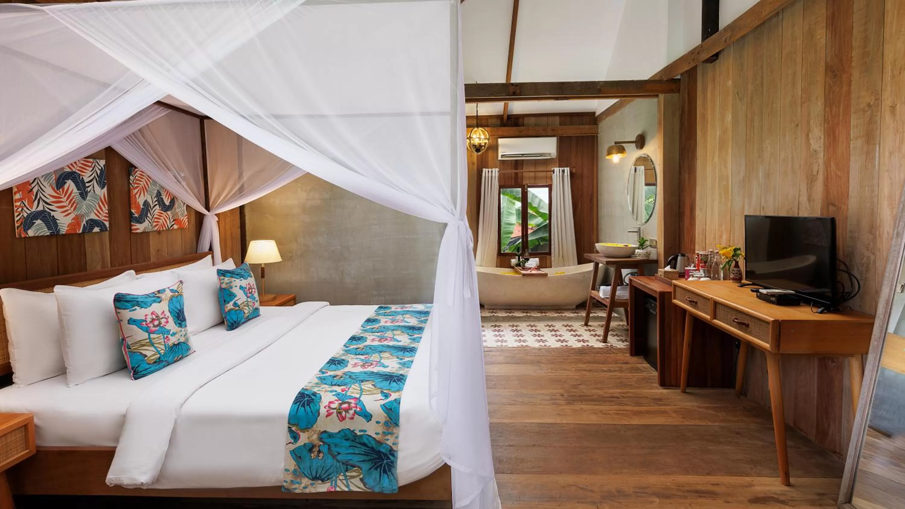 Bed in Dontrei Villa Angkor