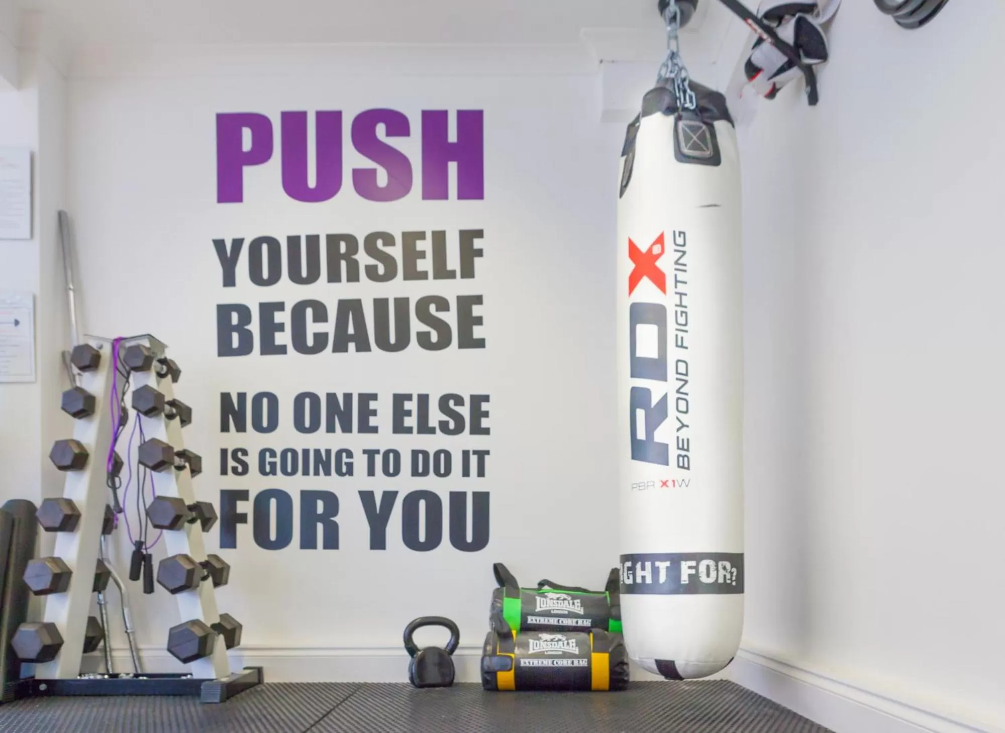 Fitness centre/facilities in De Rougemont Manor