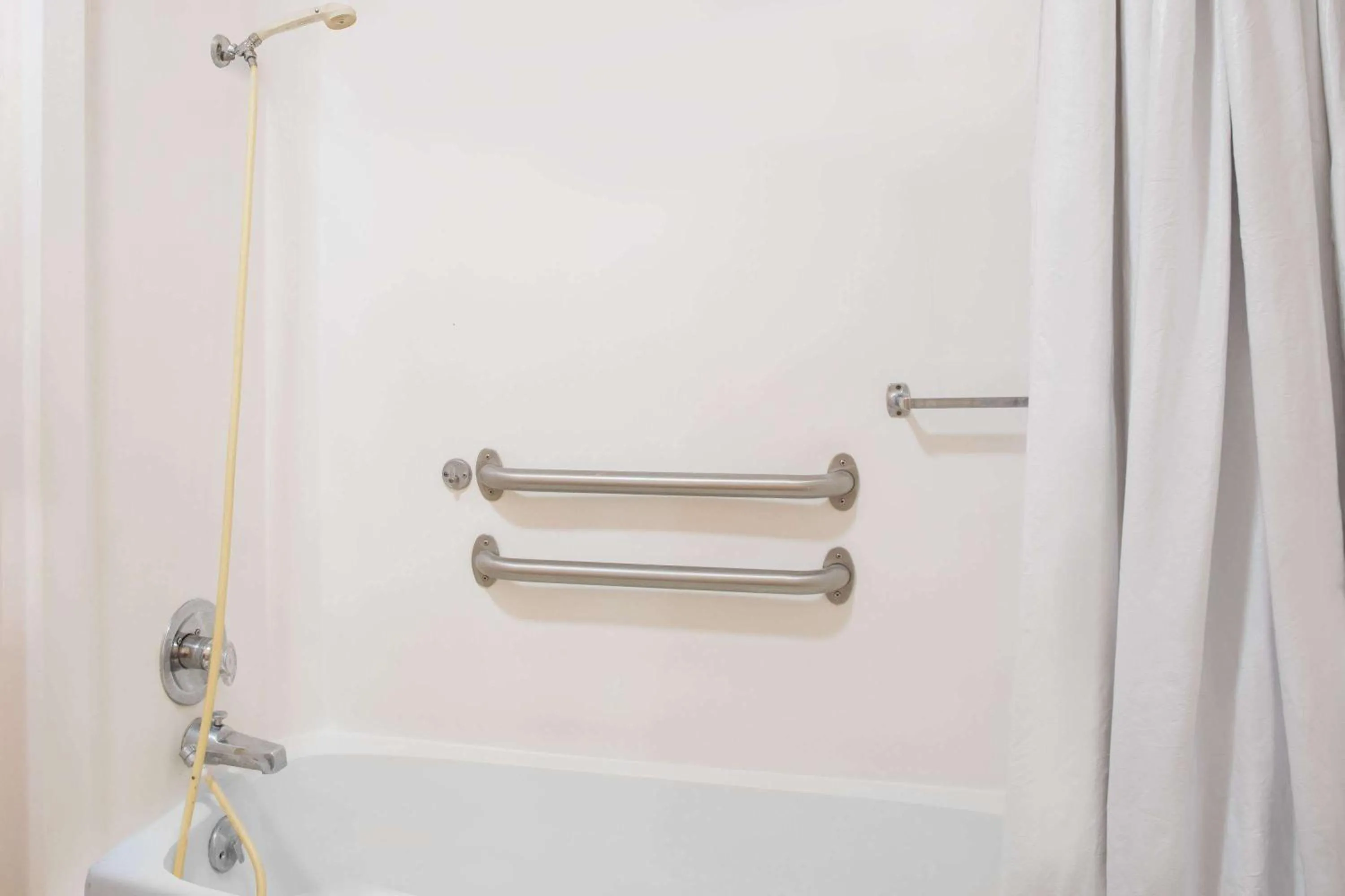 Photo of the whole room in Knights Inn - Augusta