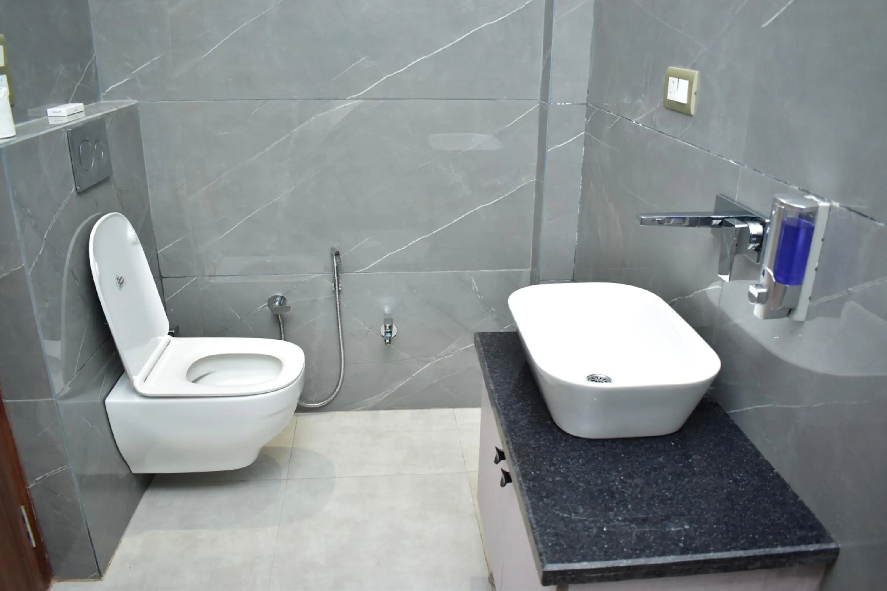 Shower in Qotel Comfort Ashok Vihar - Near Delhi University