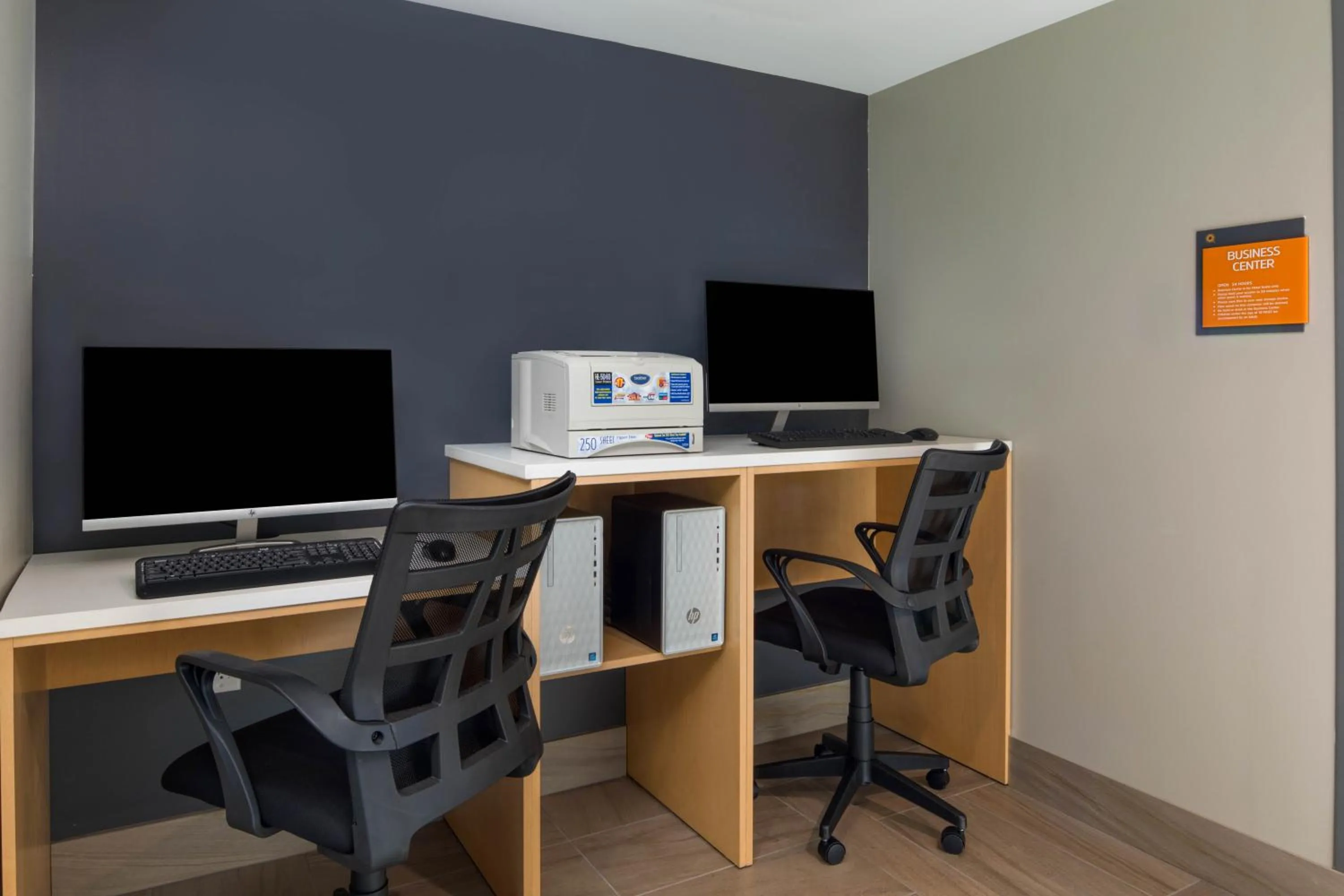 Business facilities, TV/Entertainment Center in La Quinta Inn & Suites by Wyndham Perry