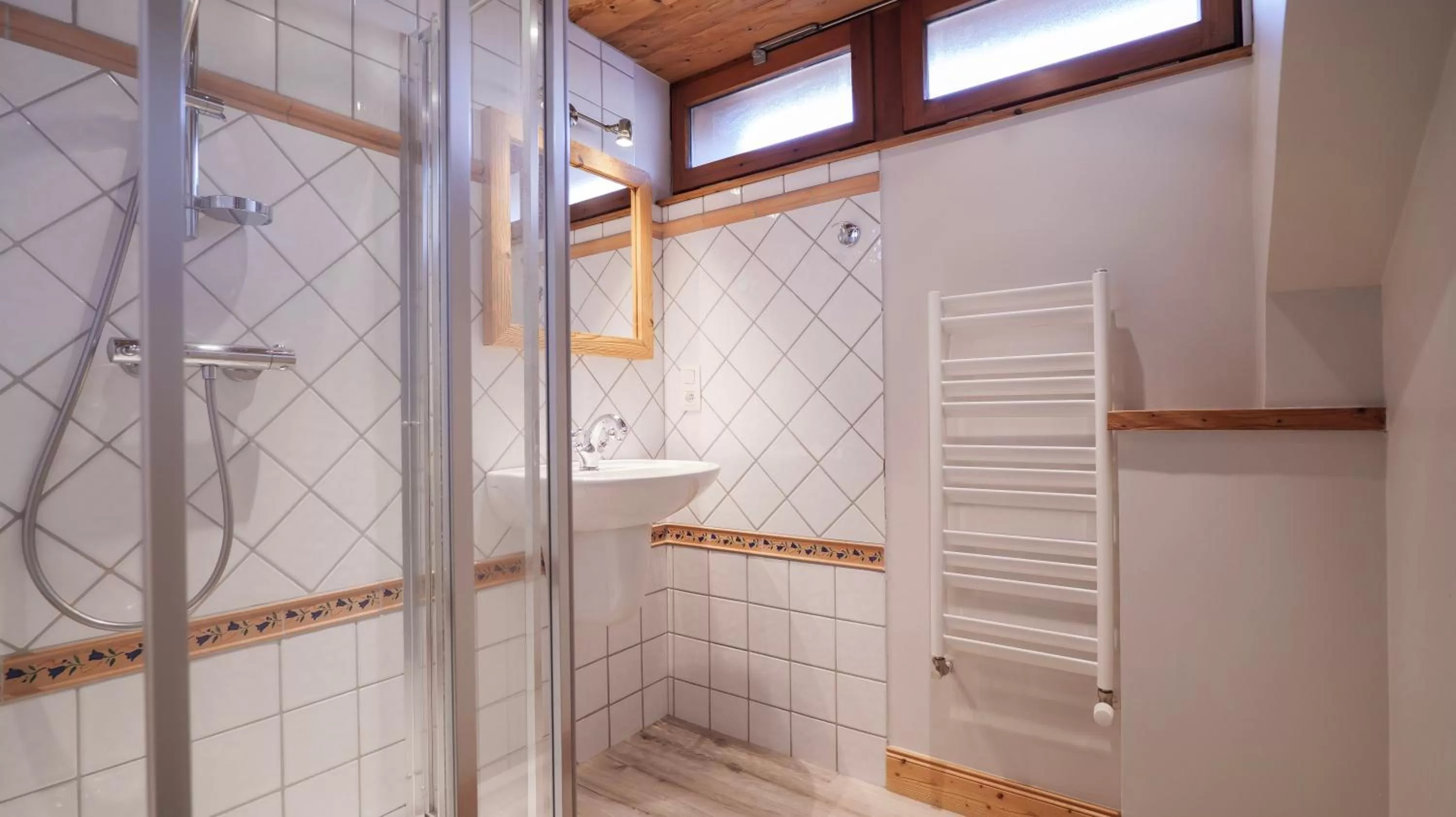 Shower in Hôtel des 2 Gares