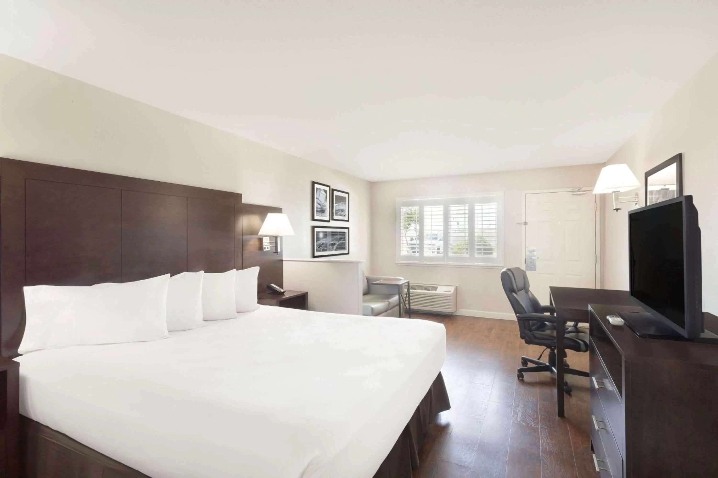 Photo of the whole room, Bed in Baymont by Wyndham Modesto Salida