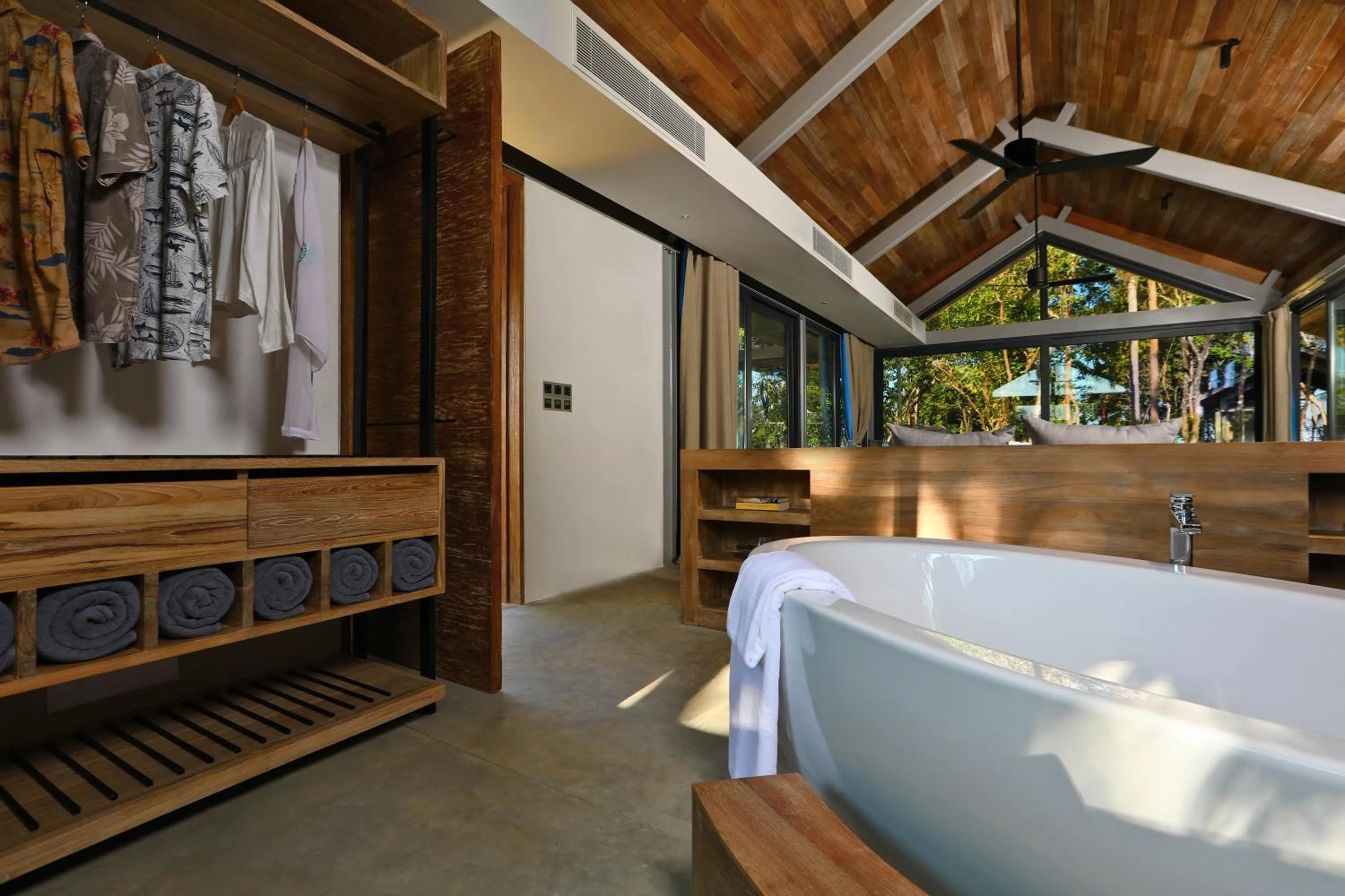 Hot Tub, Bed in Island Escape Burasari
