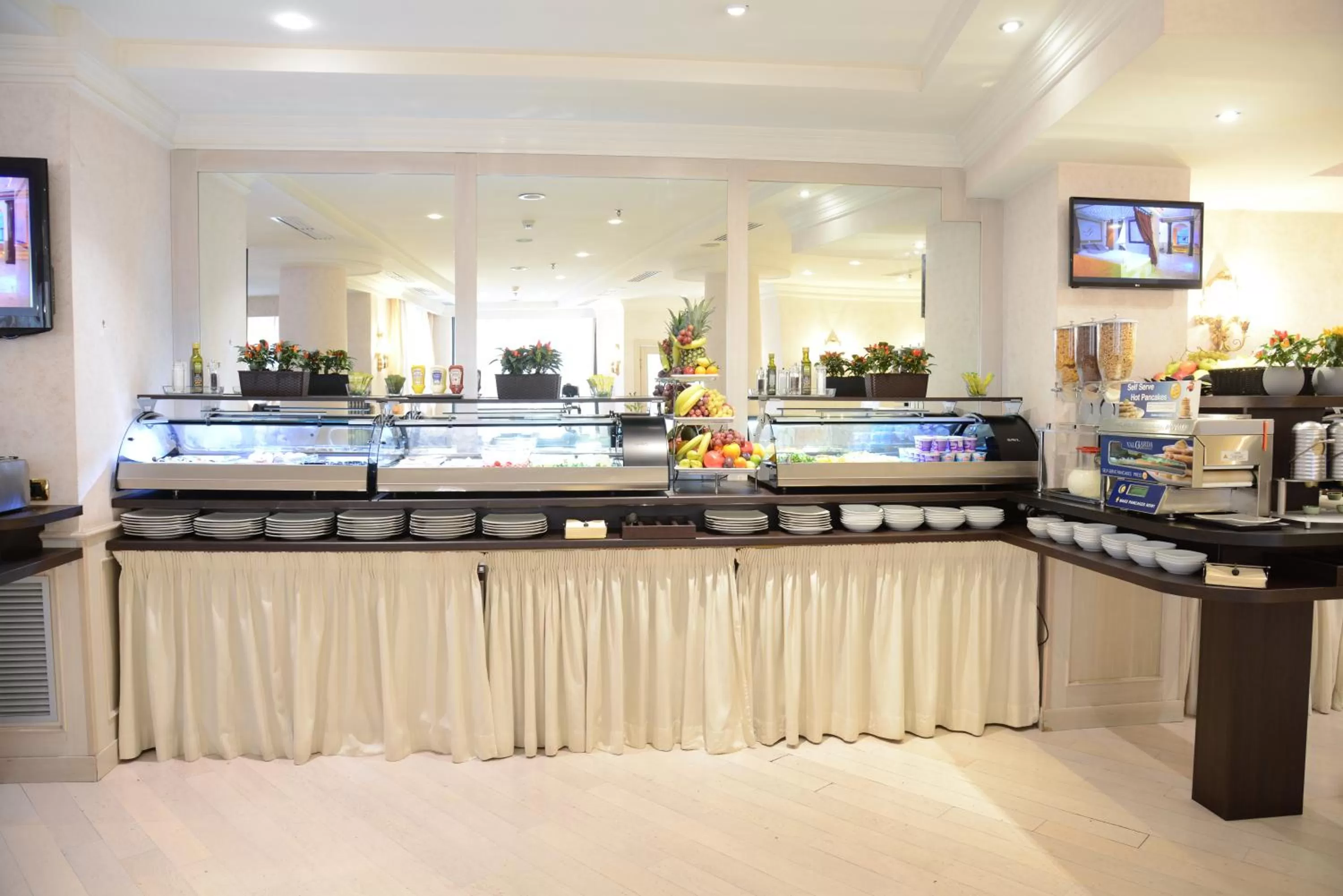 Buffet breakfast in Trilussa Palace Hotel Congress & Spa