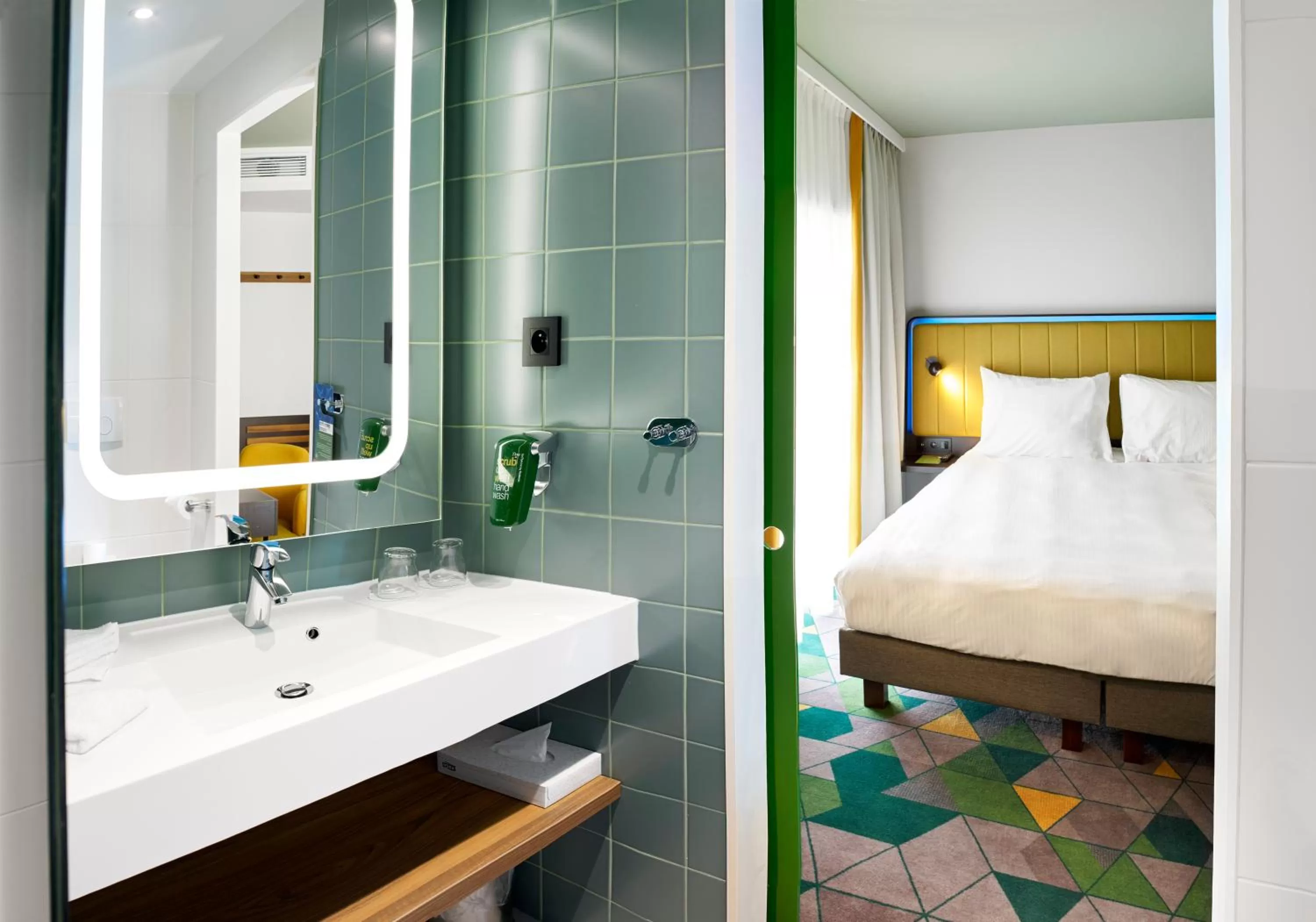 Bathroom, Bed in Park Inn By Radisson Hasselt