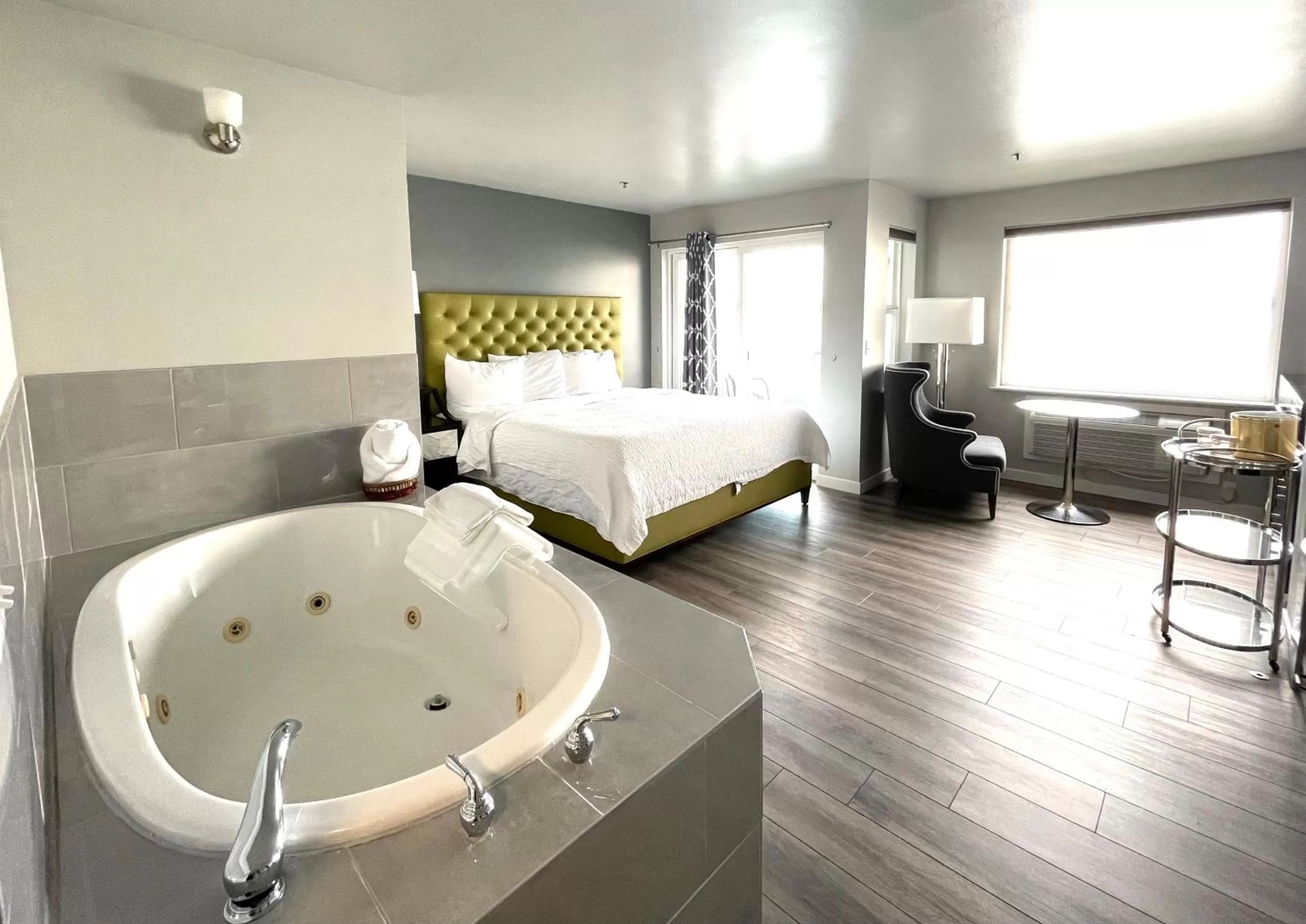 Photo of the whole room, Bed in Tides Inn & Suites