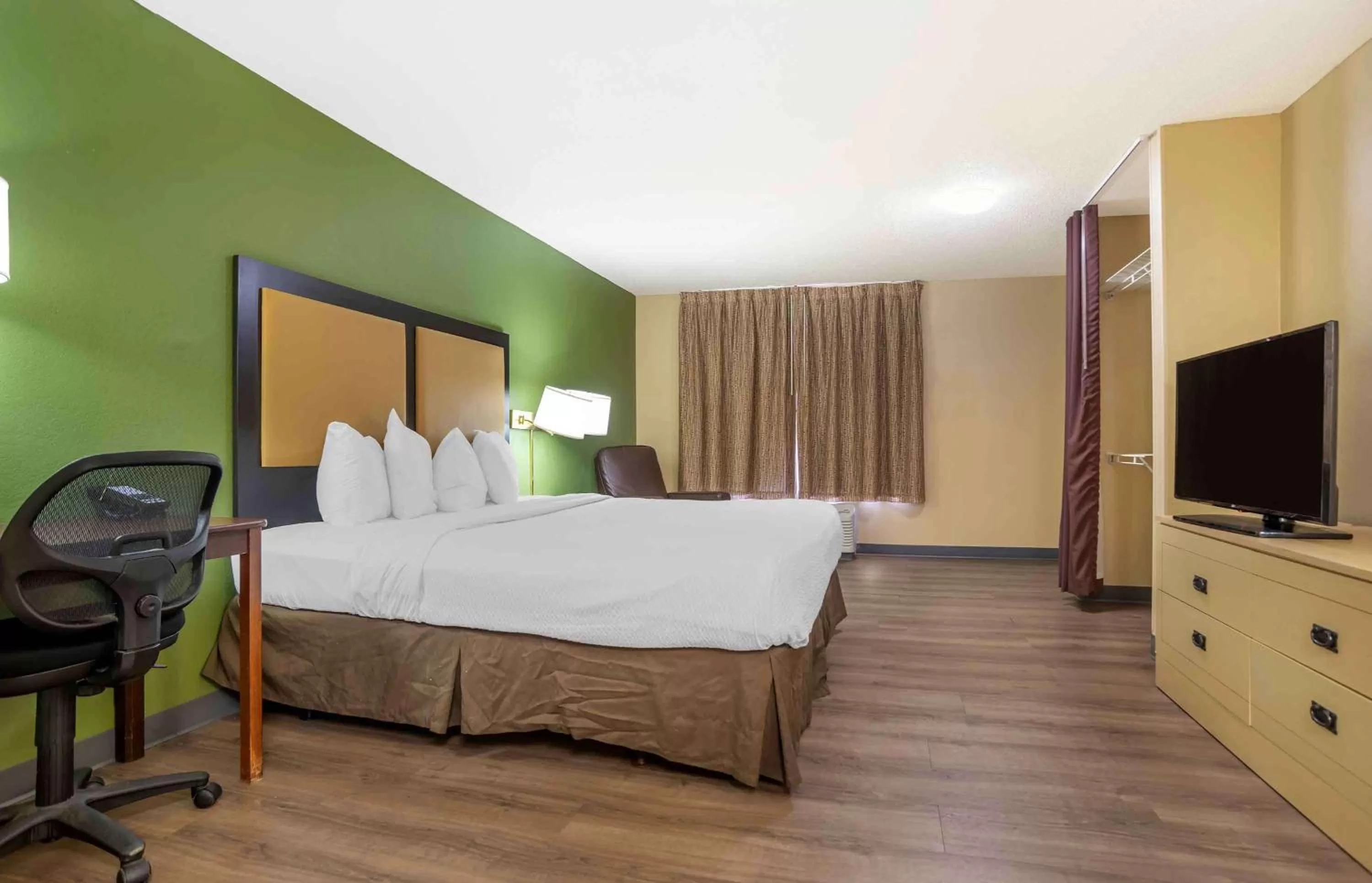 Bedroom, Bed in Extended Stay America Select Suites - Jackson - North