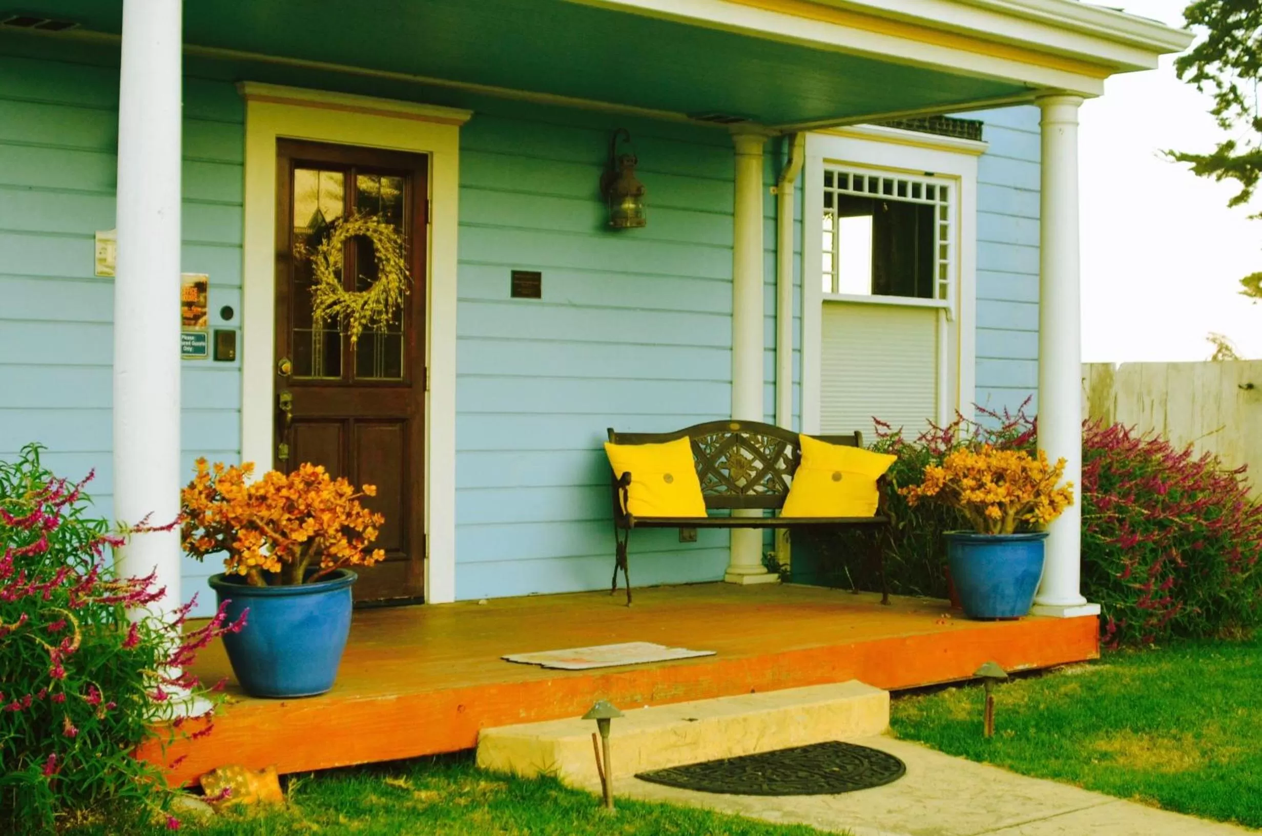 Facade/entrance in Captain's Inn at Moss Landing