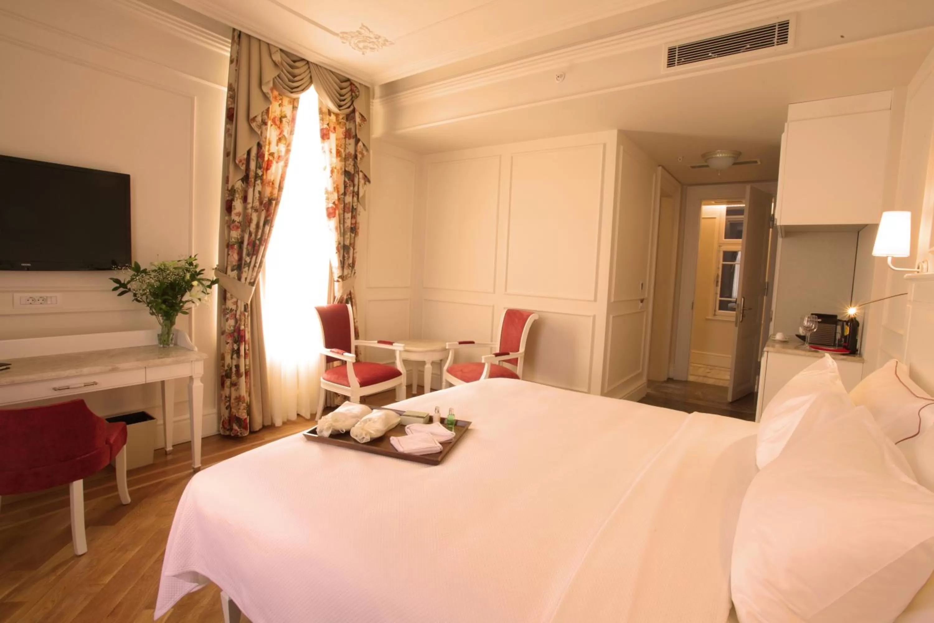 Bed in Corinne Art & Boutique Hotel