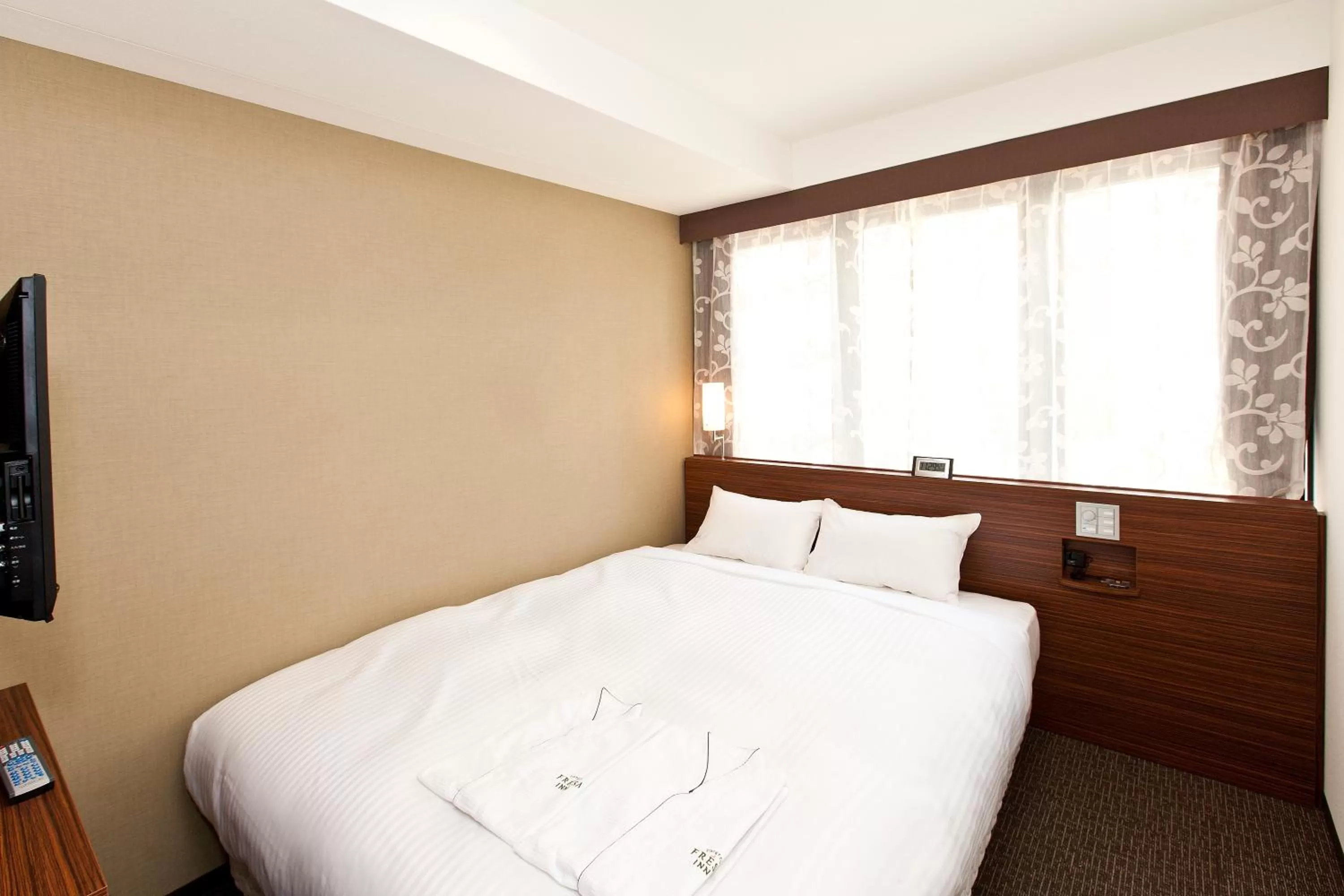 Bed in Sotetsu Fresa Inn Tokyo Tamachi