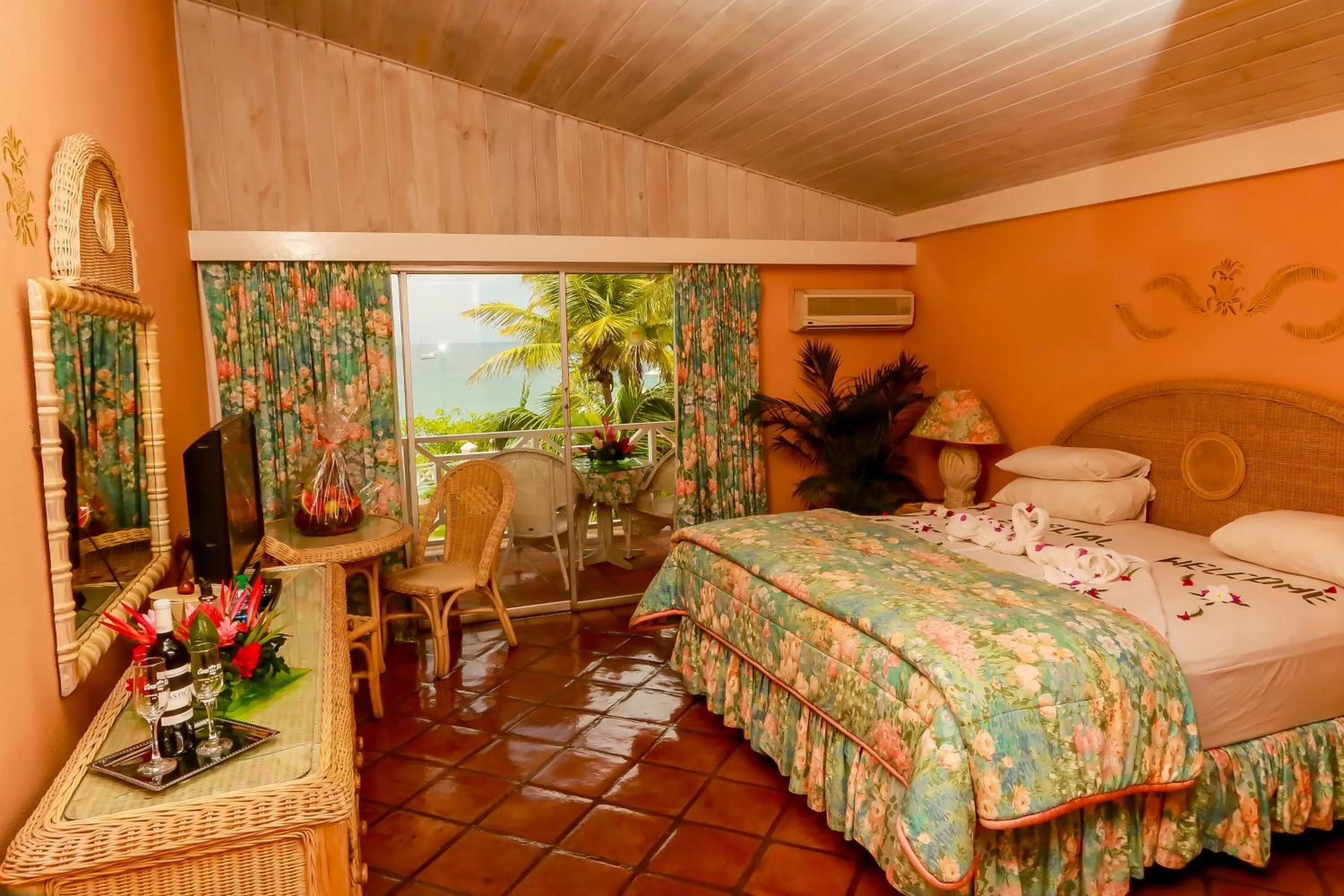 Photo of the whole room, Bed in Coco Reef Resort & Spa