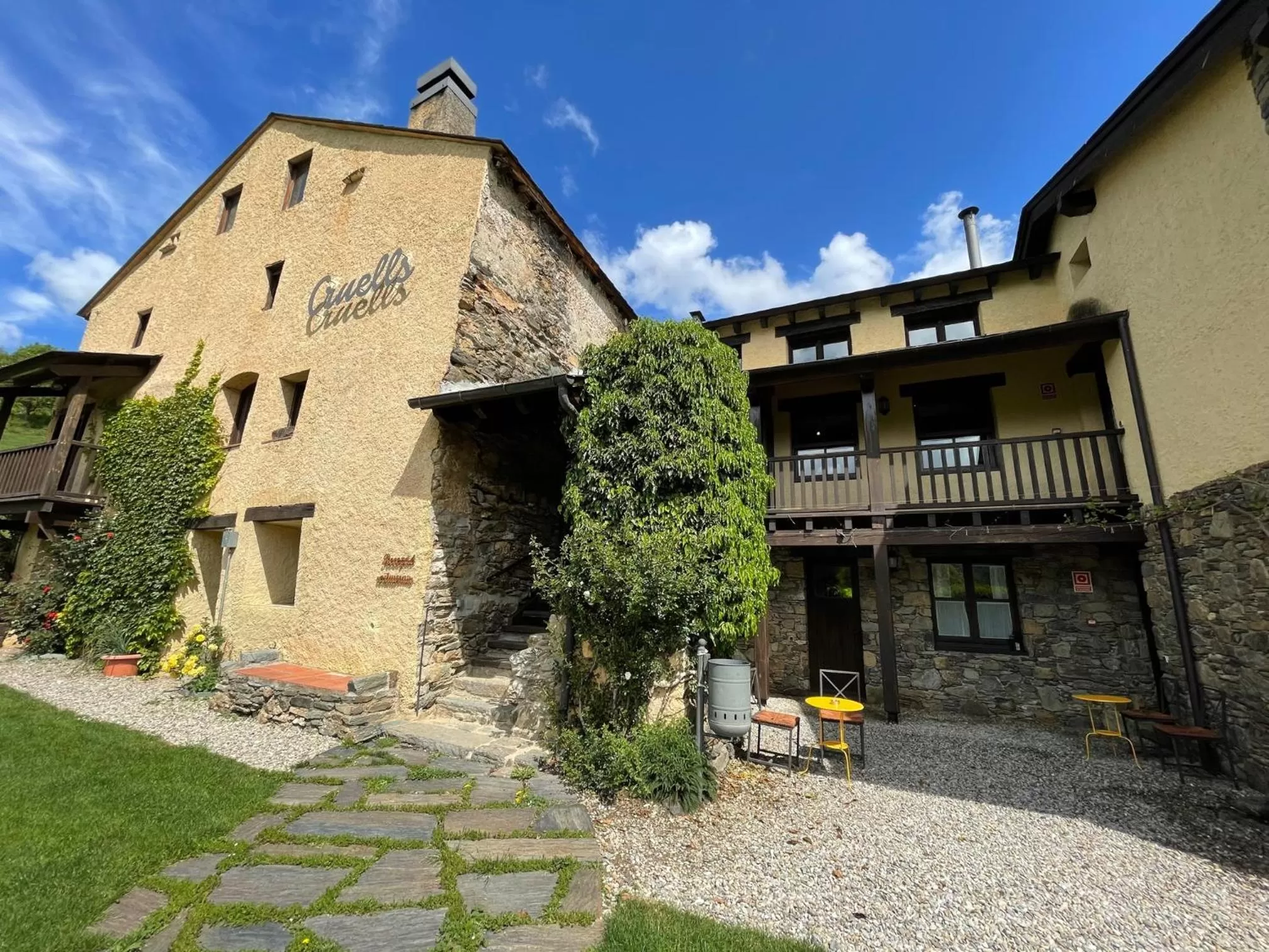 Facade/entrance in Hotel Cruells