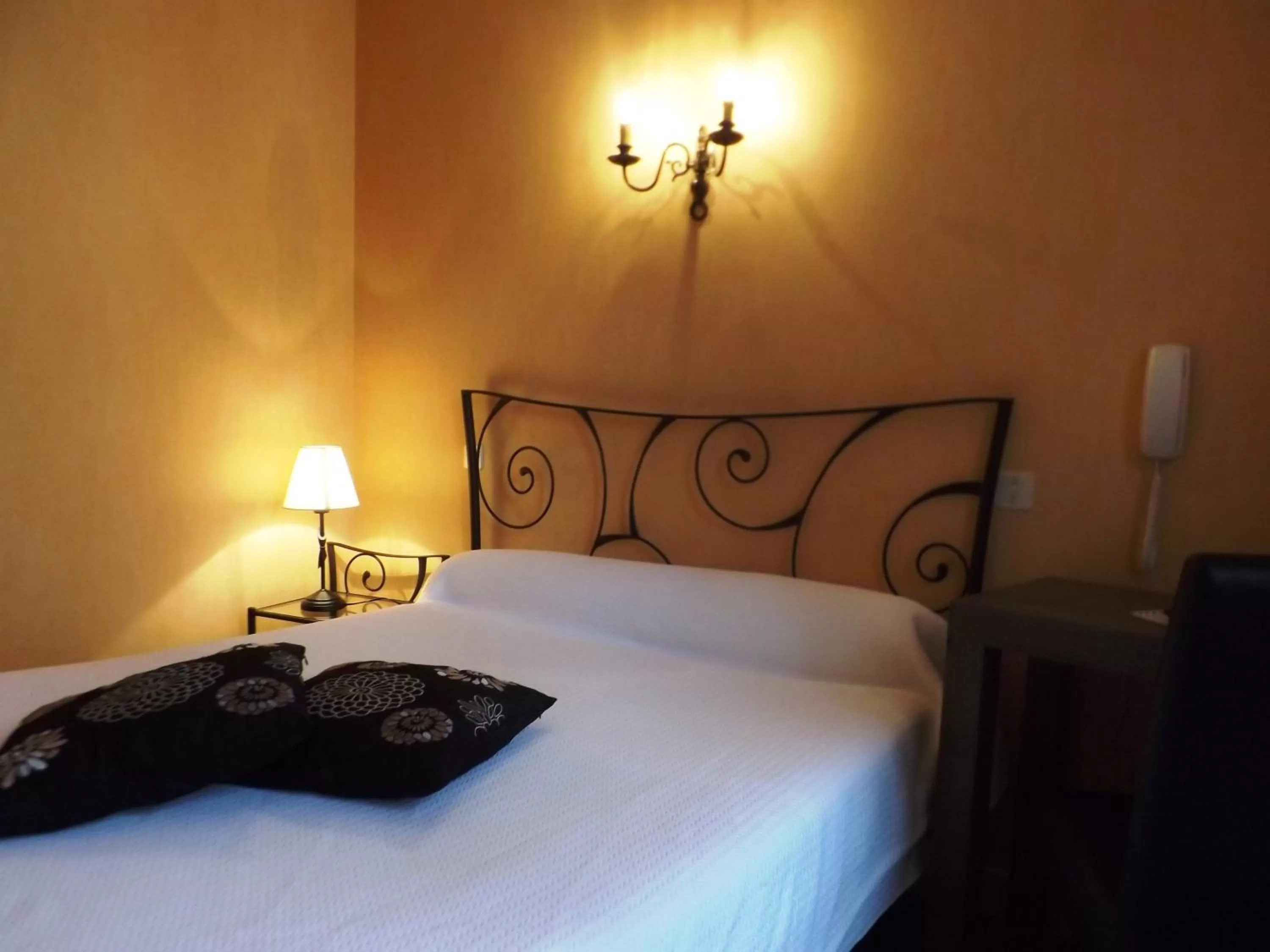 Bed in Hotel des Remparts