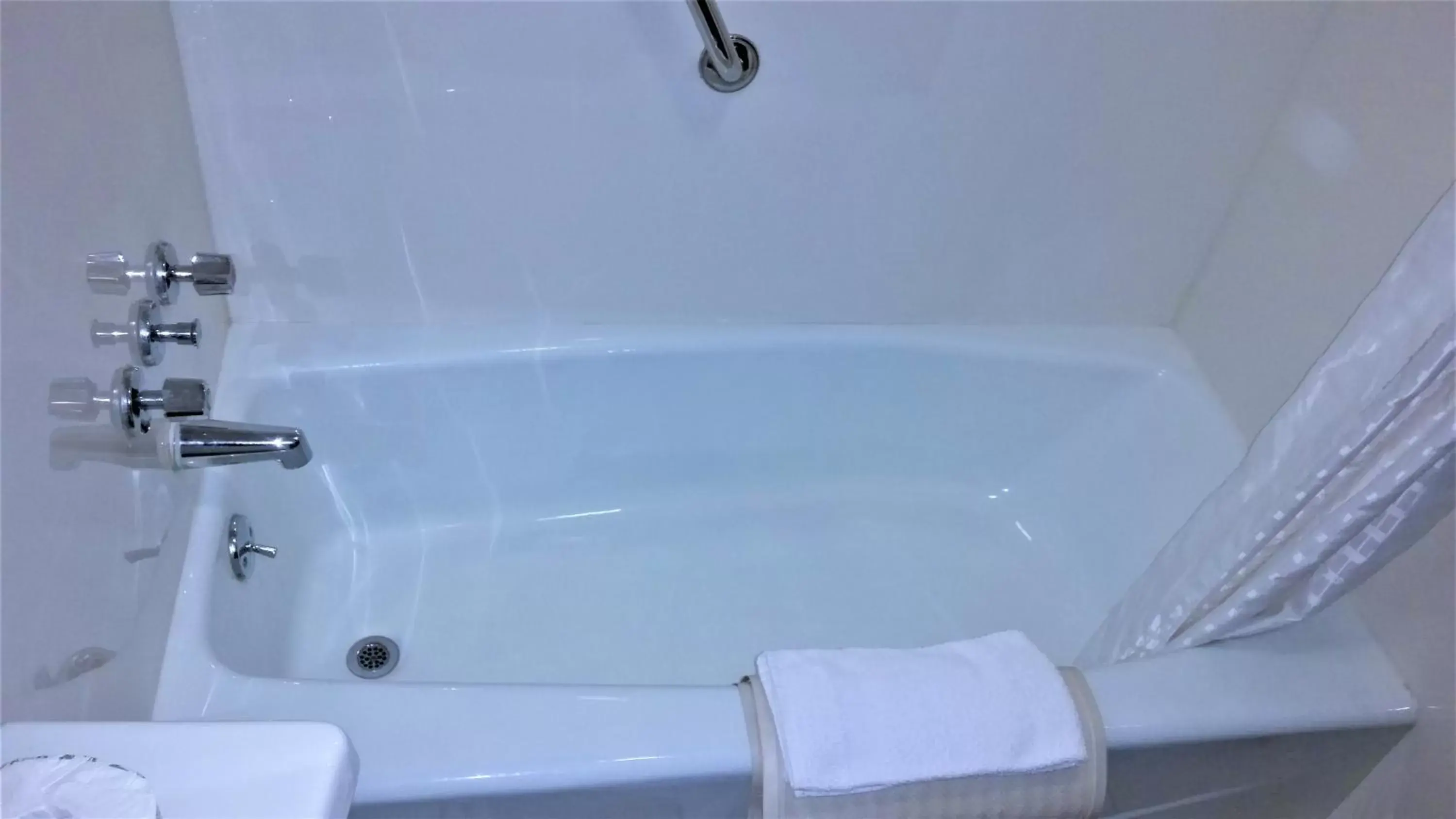 Queen Room wih Two Queen Beds and Bathtub - Mobility Accessible/Smoking in Super 8 by Wyndham Williams Queen Room wih Two Queen Beds and Bathtub - Mobility Accessible/Smoking in Super 8 by Wyndham Williams