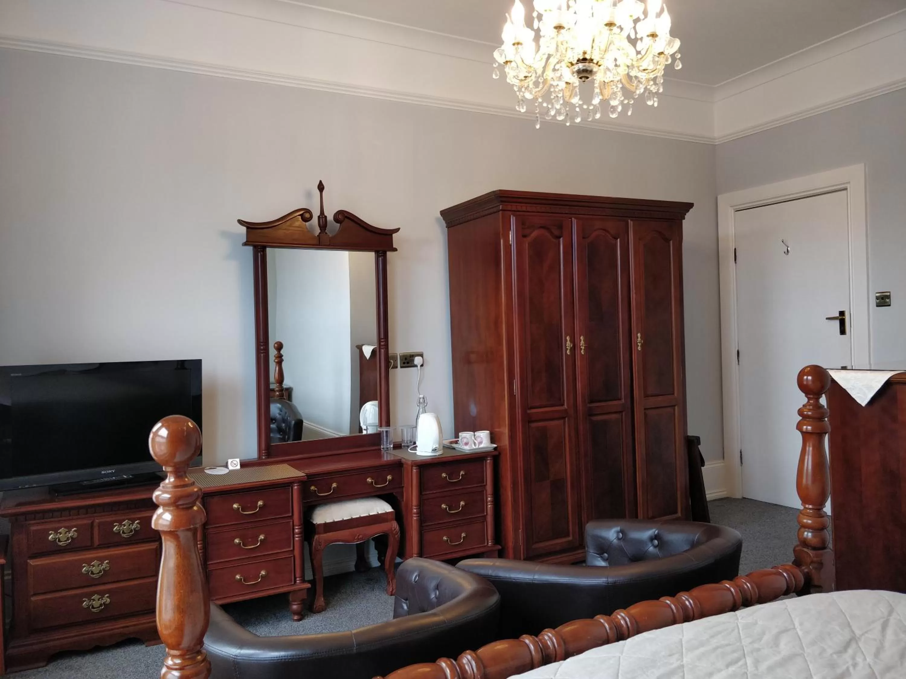 Seating area, Bed in The Shirley