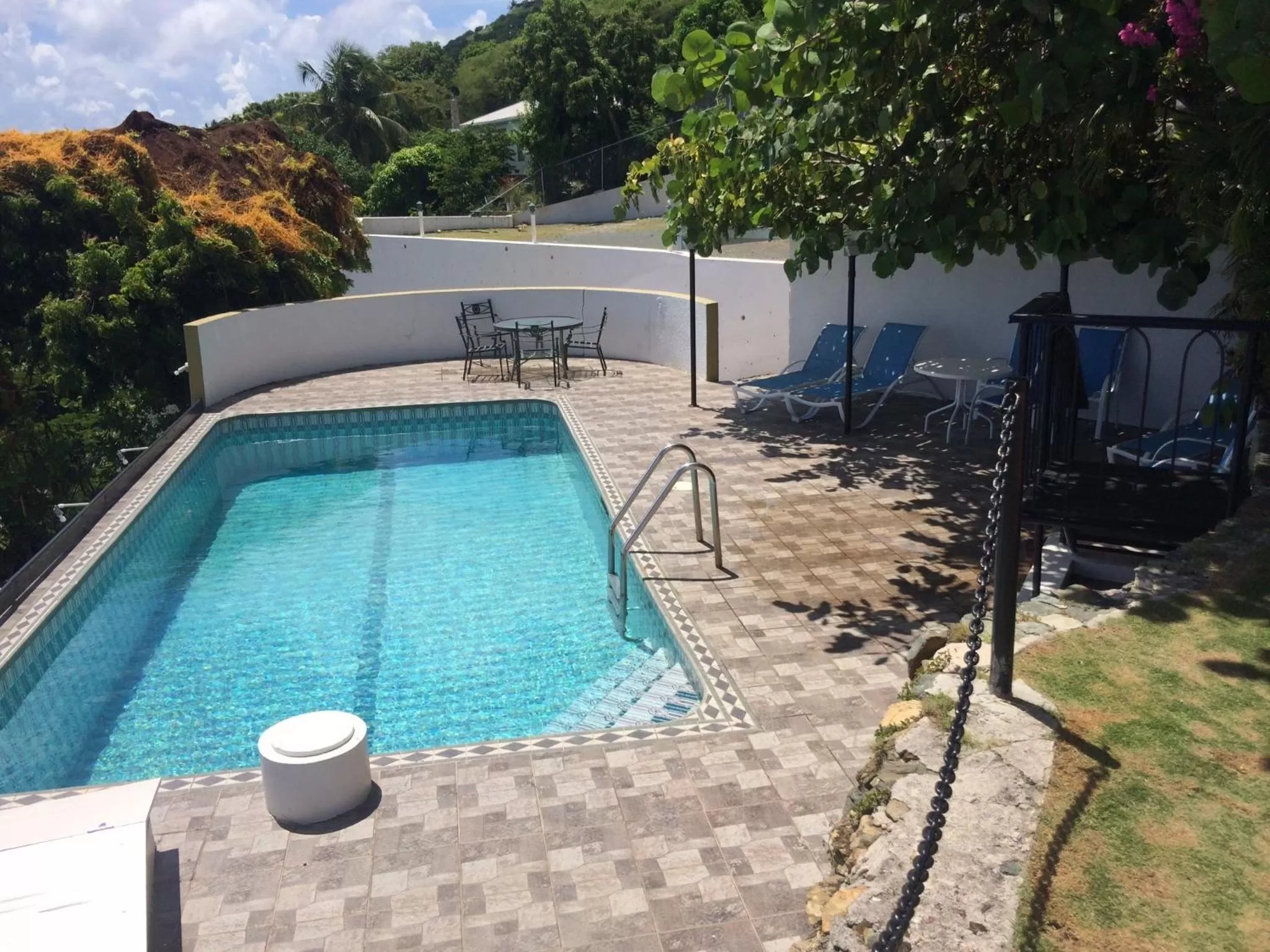 Swimming pool in Fort Burt Hotel
