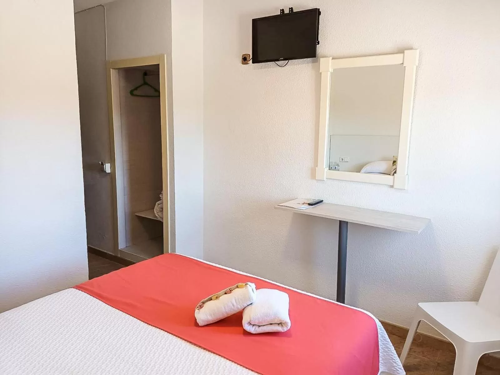 TV and multimedia, Bed in Hotel Los Manjares