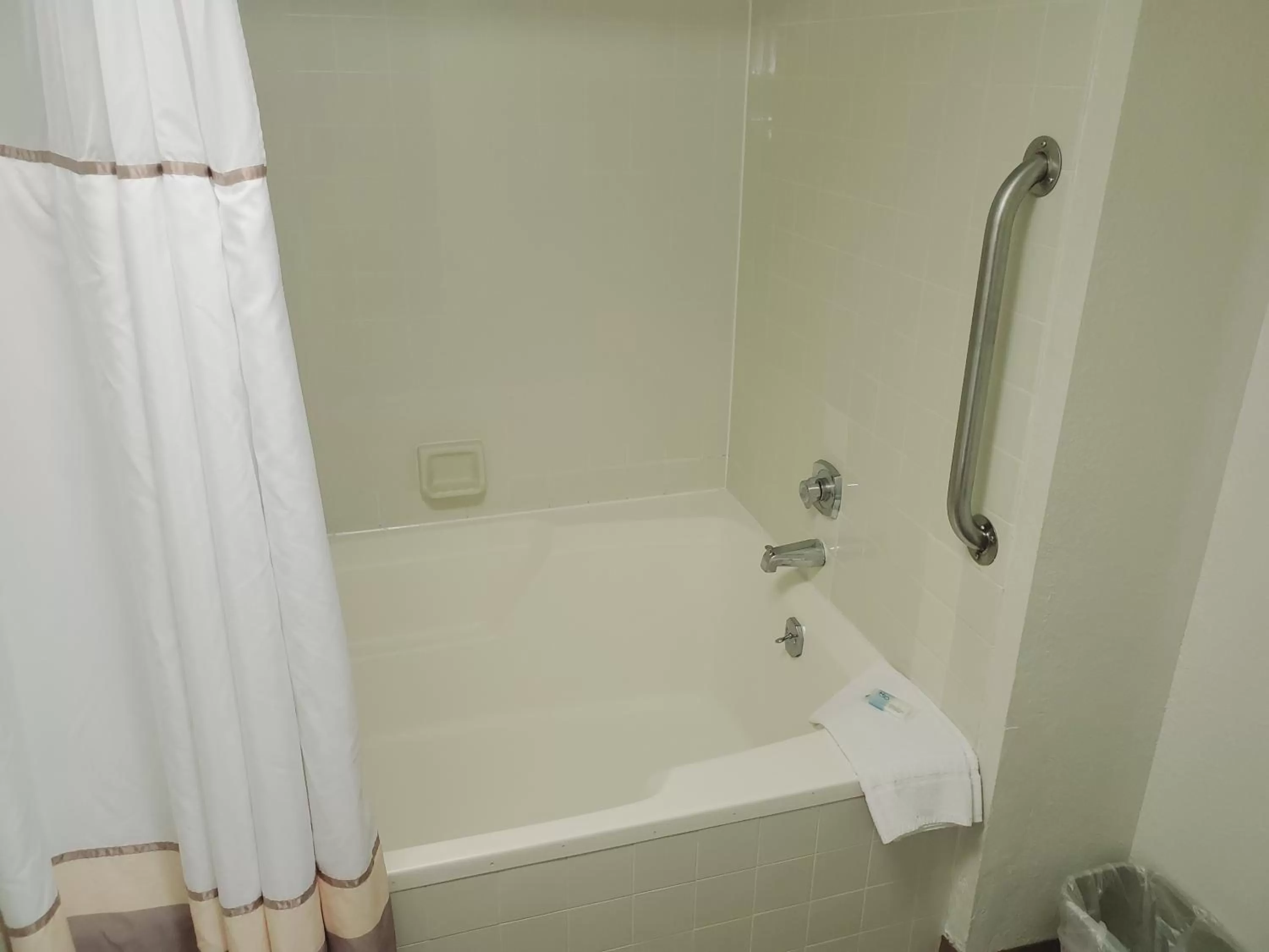 Bath in Blackstone Lodge and Suites