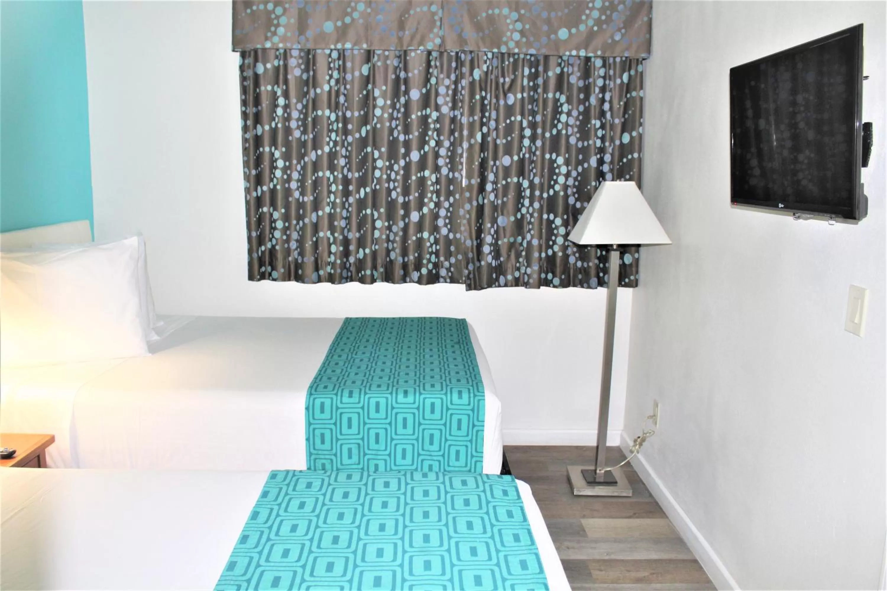 Bathroom, Bed in Howard Johnson Suites by Wyndham San Diego Chula Vista BayFront