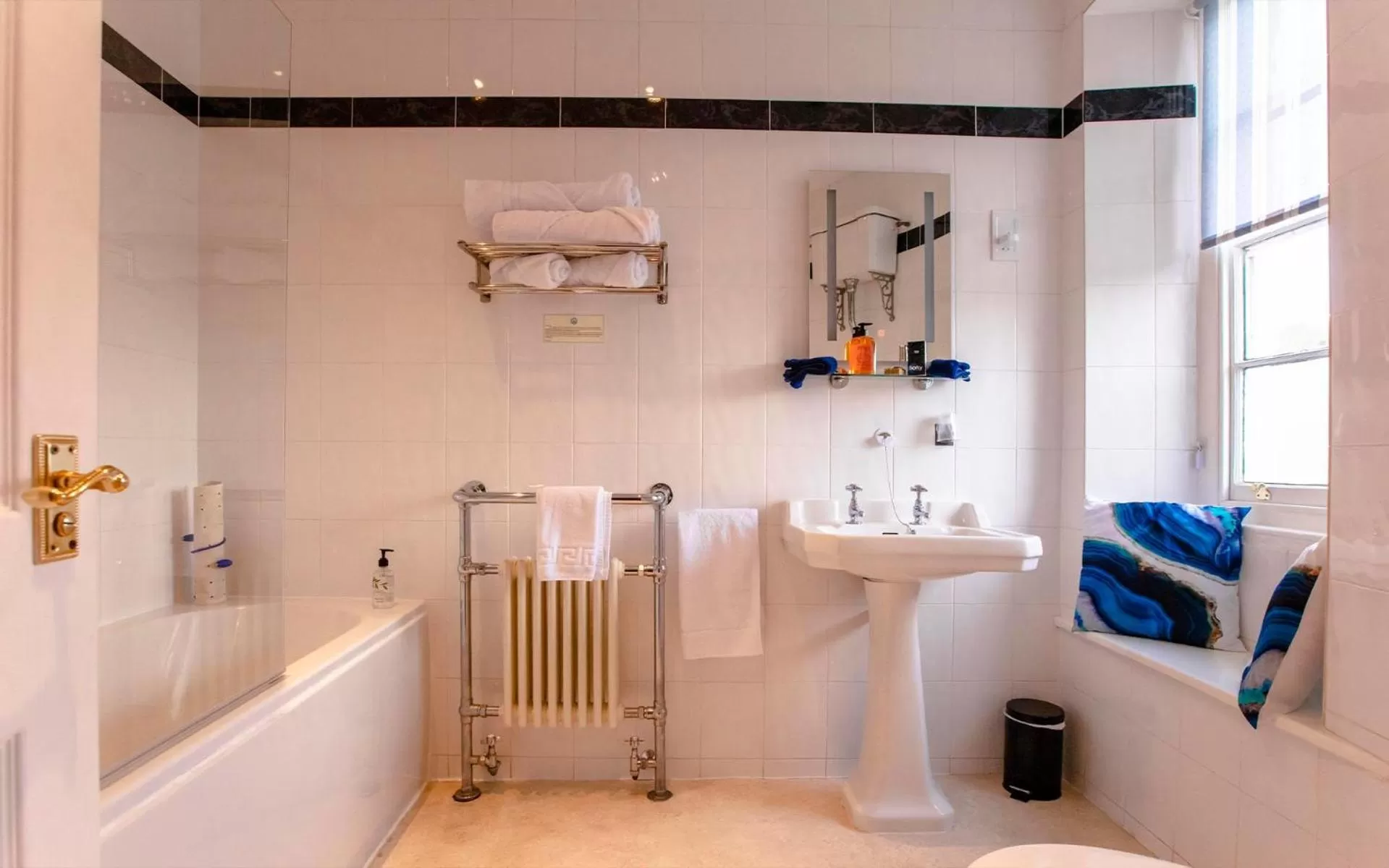 Bathroom in The Ship in Dock Inn