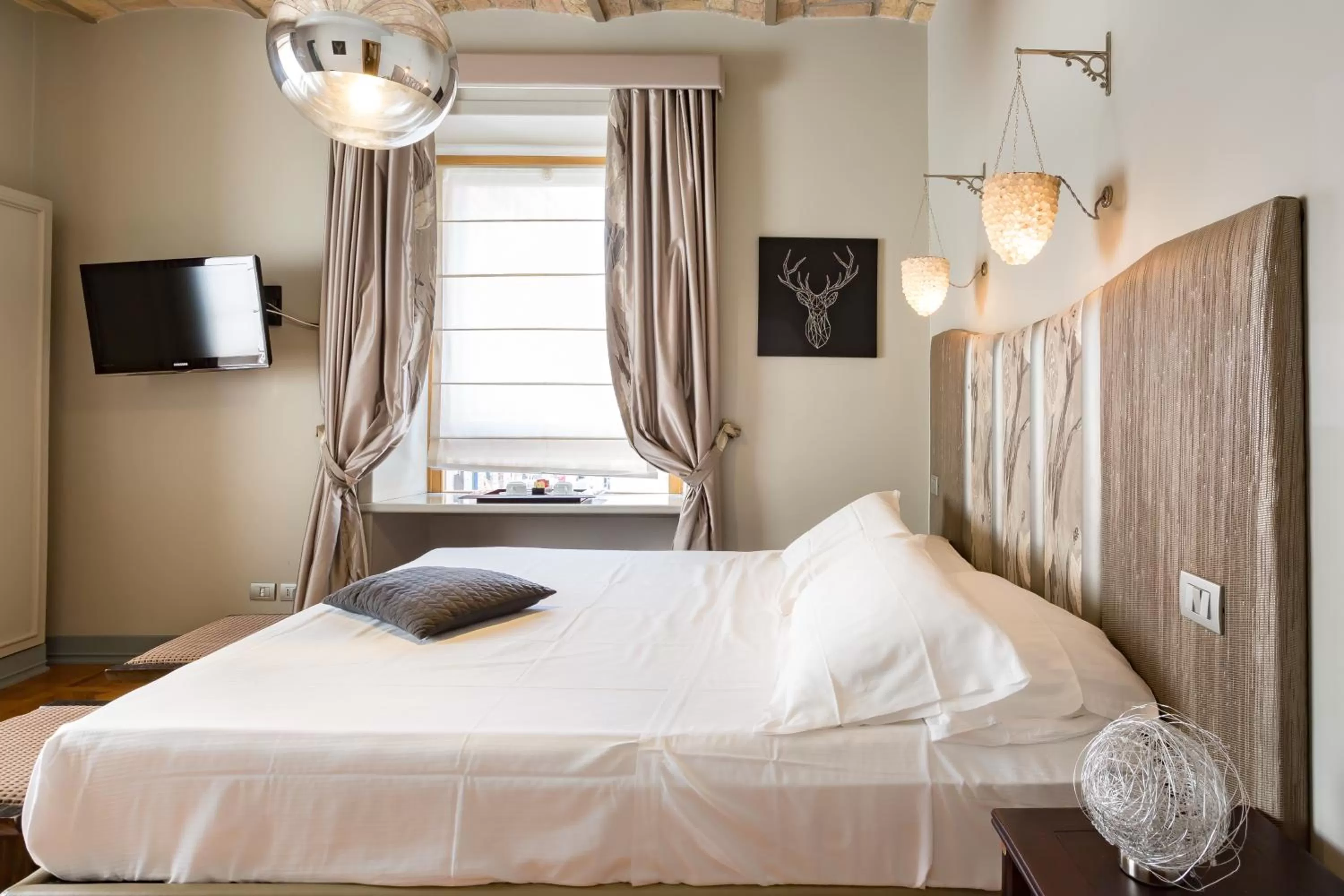 Decorative detail, Bed in Rooms Roma - Monti