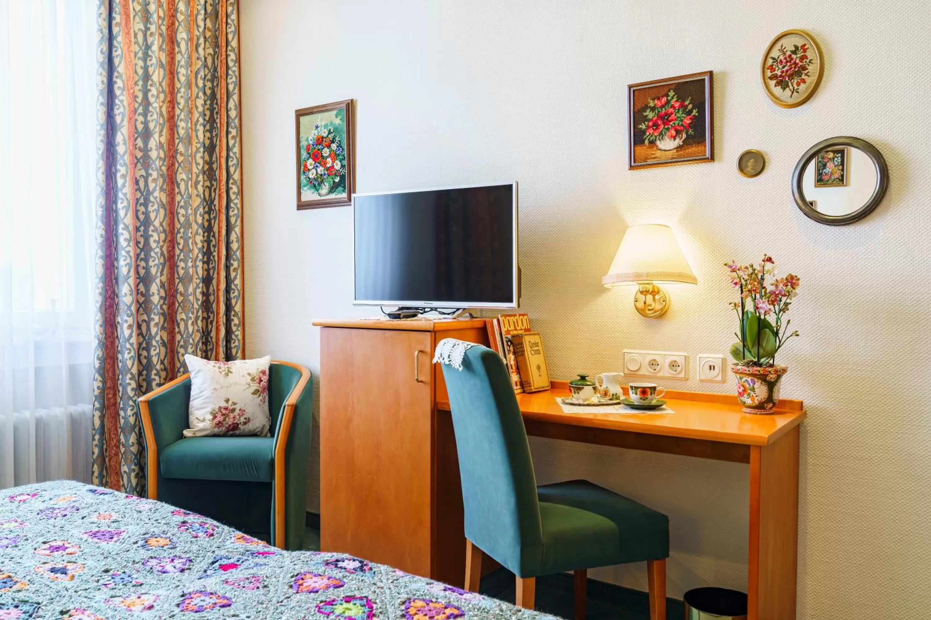 TV and multimedia, TV/Entertainment Center in Tante ALMA's Hotel Lasthaus am Ring